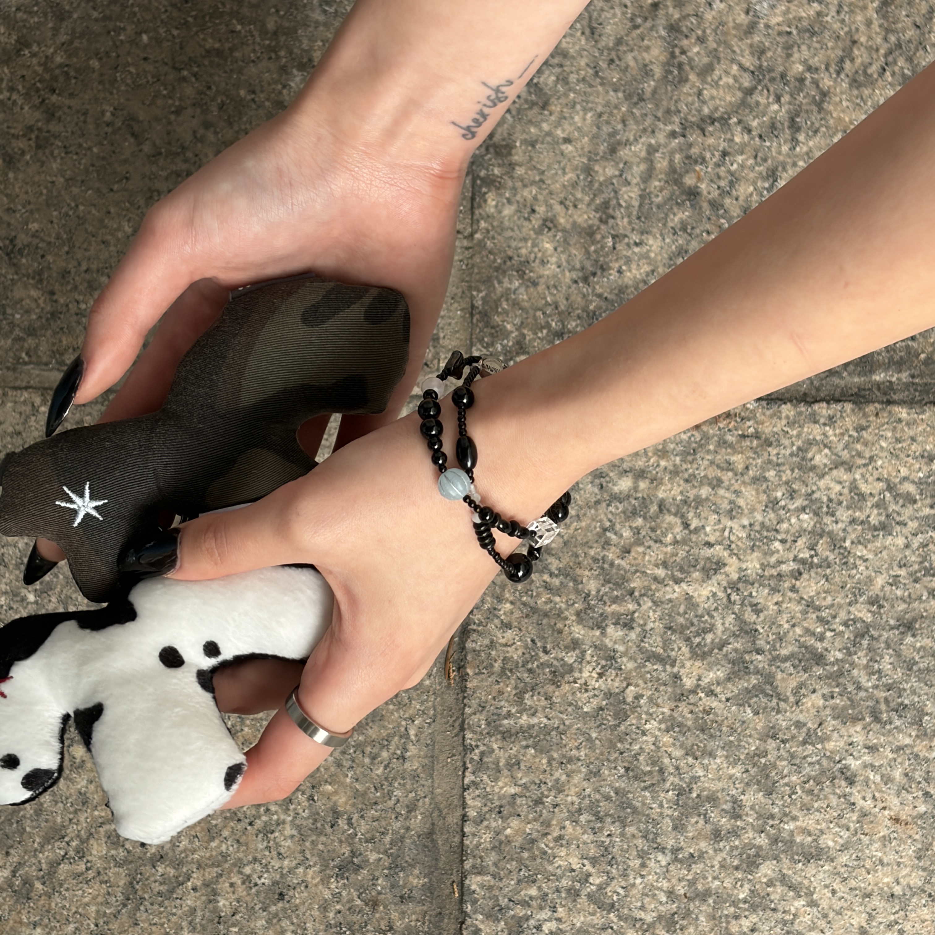 Riomeu Cyanus Layered Bracelet 착용 스타일