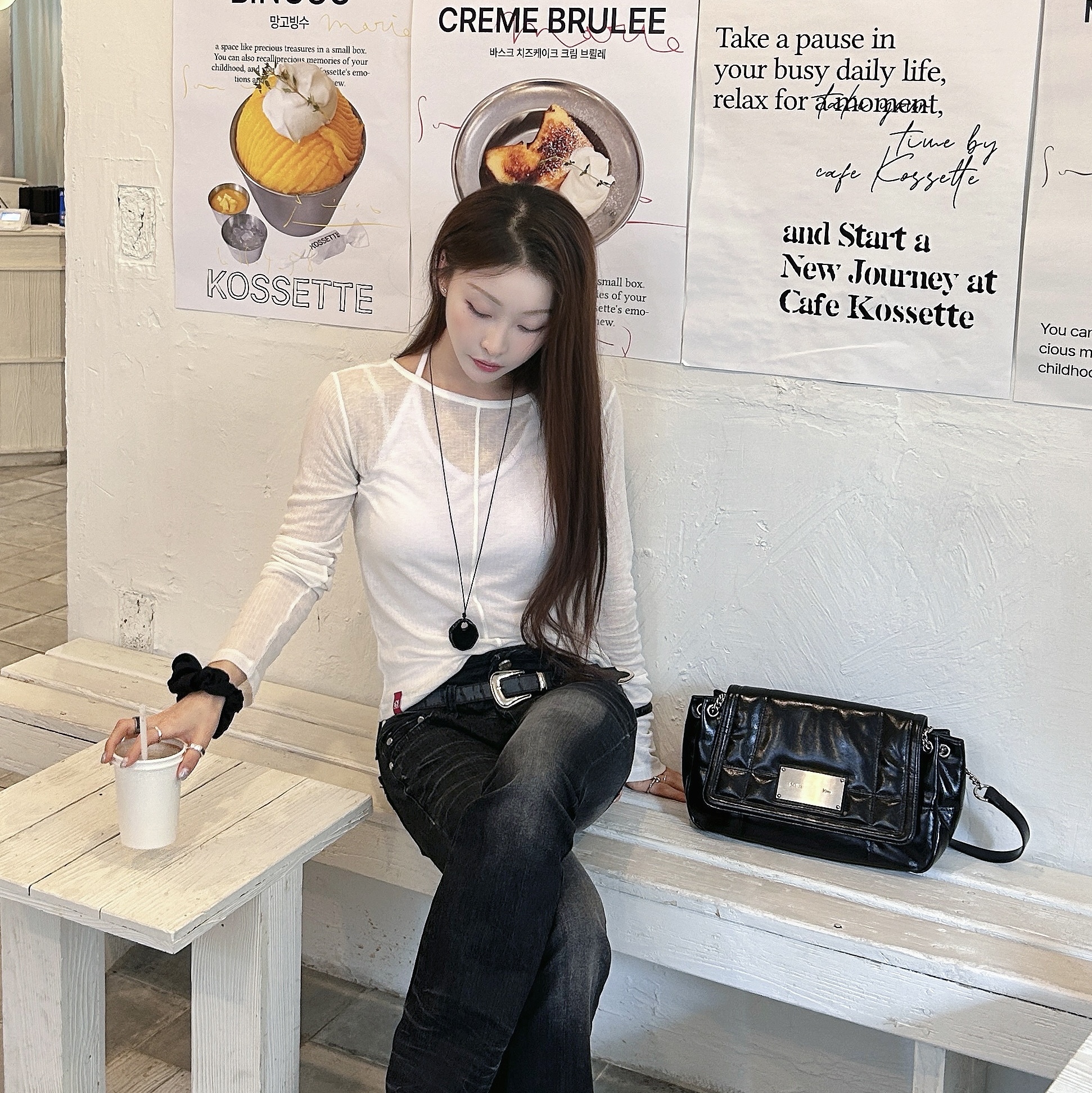Matin Kim Glossy Quilting Medium Chain Bag Black 착용 스타일 - 4