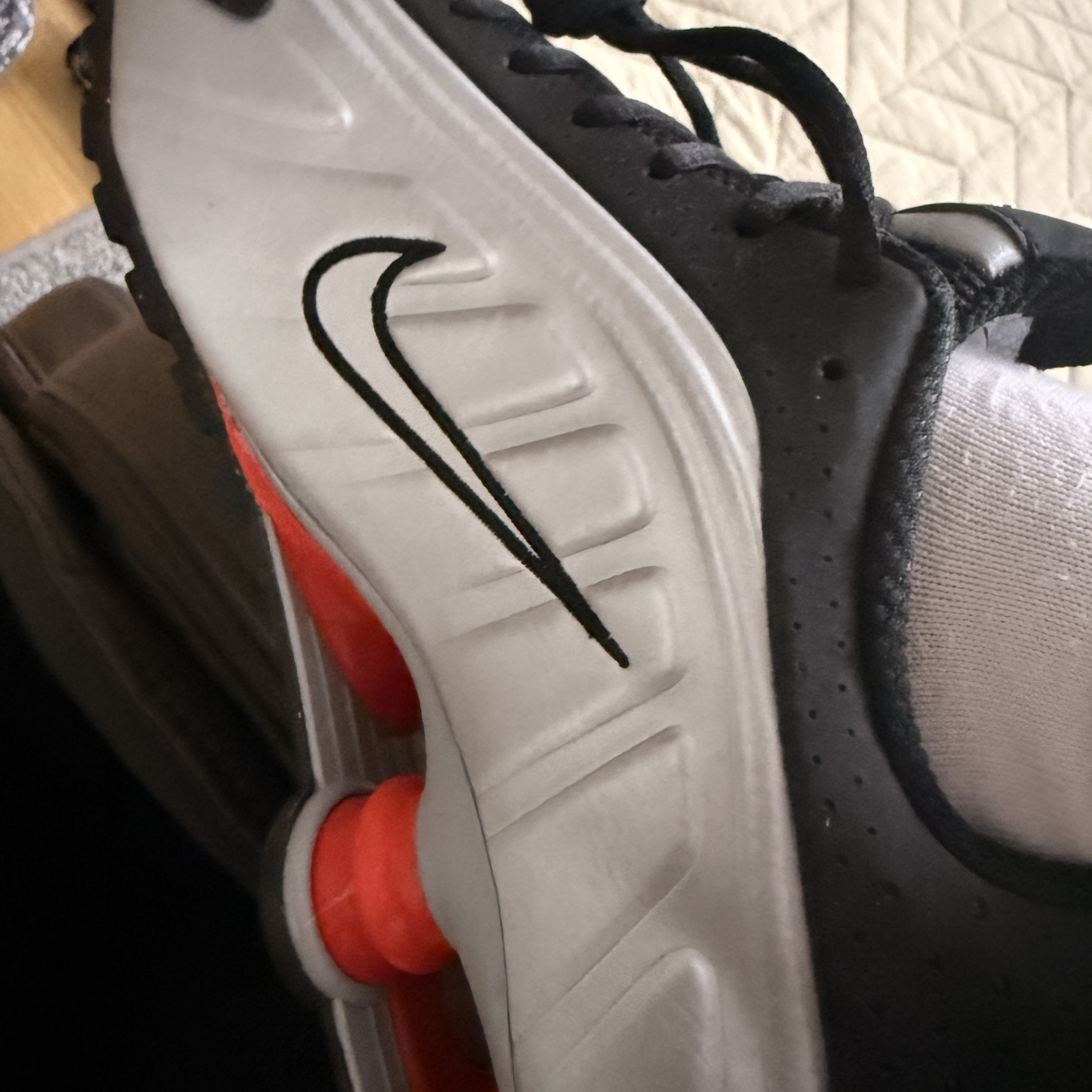 Nike Shox R4 Metallic Silver Red 착용 스타일 - 2