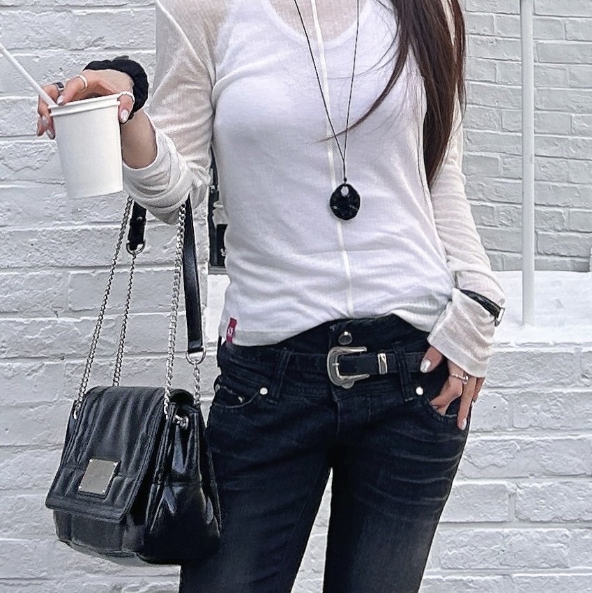 Matin Kim Glossy Quilting Medium Chain Bag Black 착용 스타일 - 2