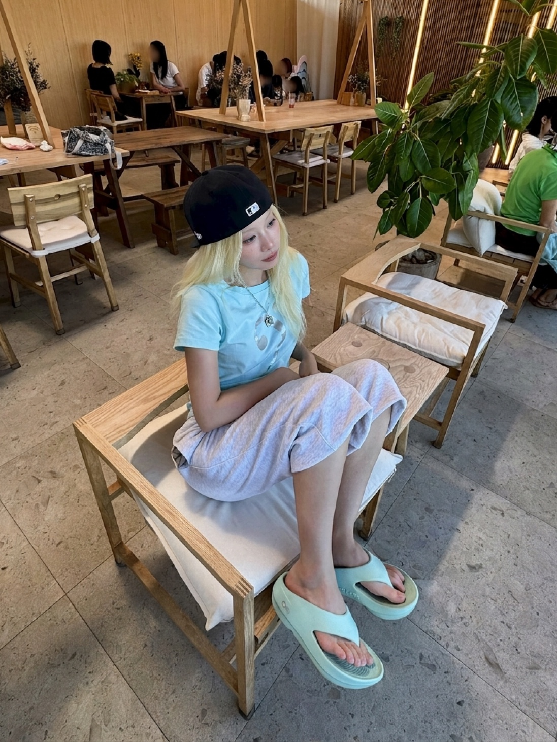 [10% 적립] OOFOS OOriginal + Bright Lime Unisex Flip-Flops 착용 스타일 - 8