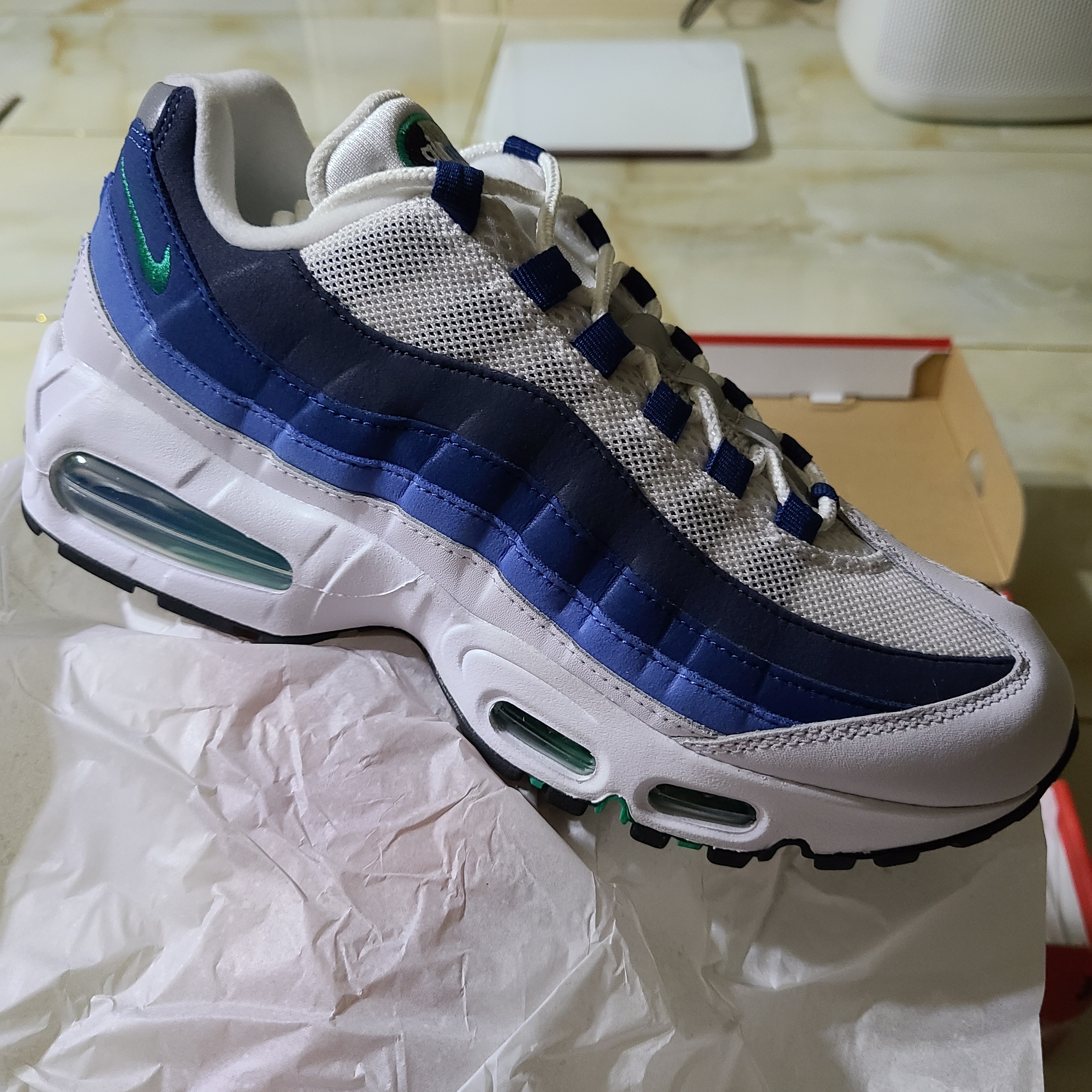 Nike Air Max 95 Big Bubble White Emerald Green 착용 스타일 - 2