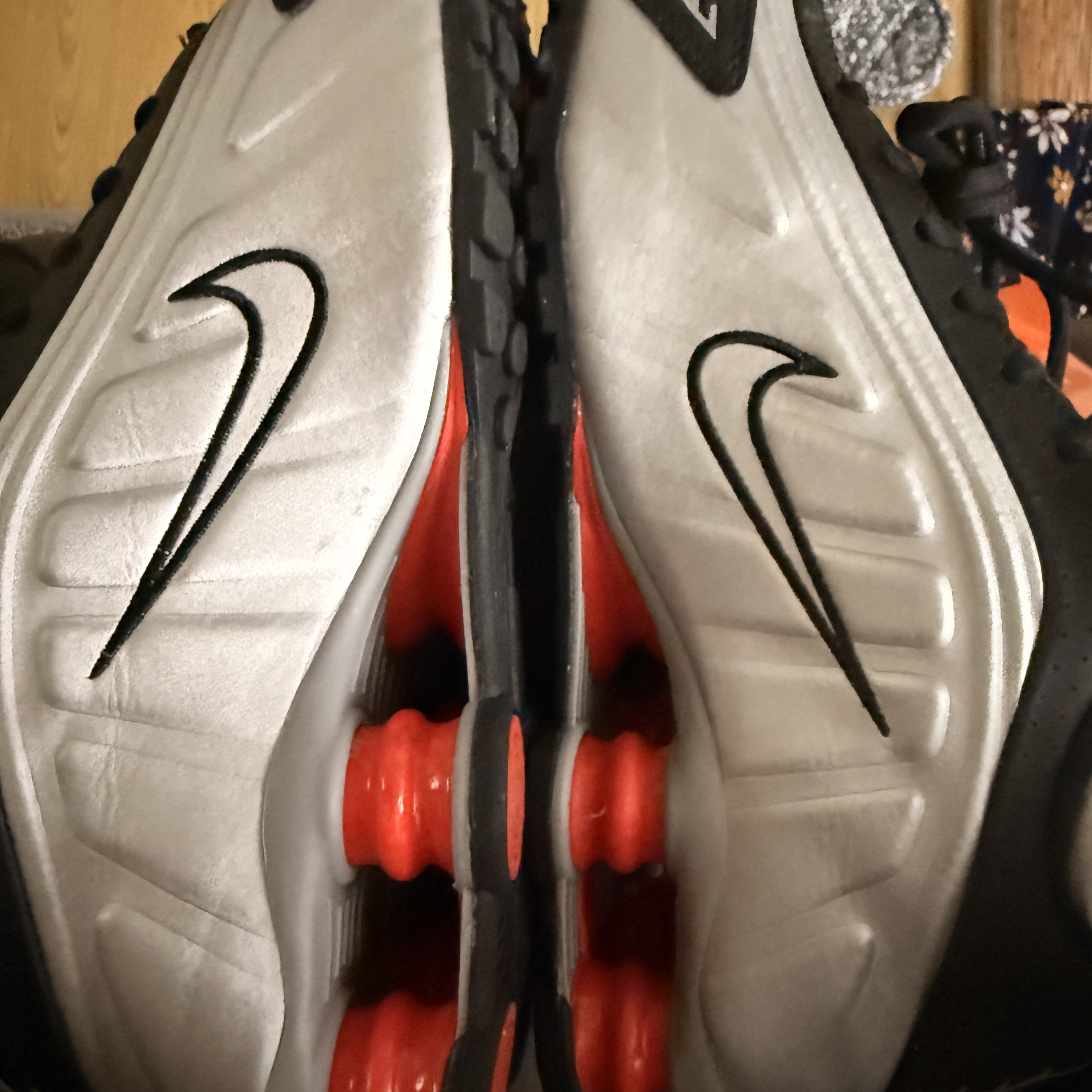Nike Shox R4 Metallic Silver Red 착용 스타일 - 3