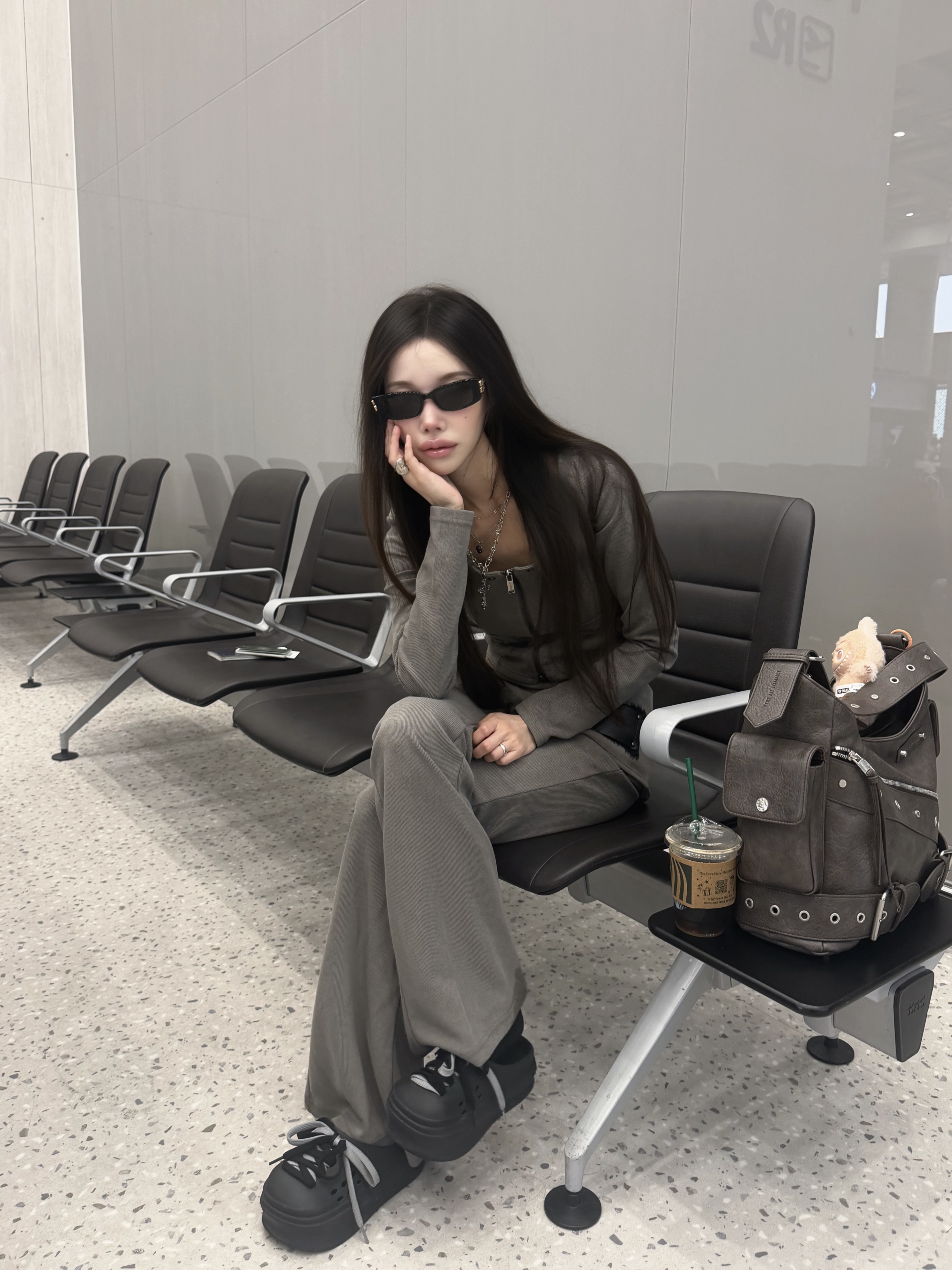 (W) Balenciaga Dynasty Rectangle Sunglasses Black 착용 스타일 - 3