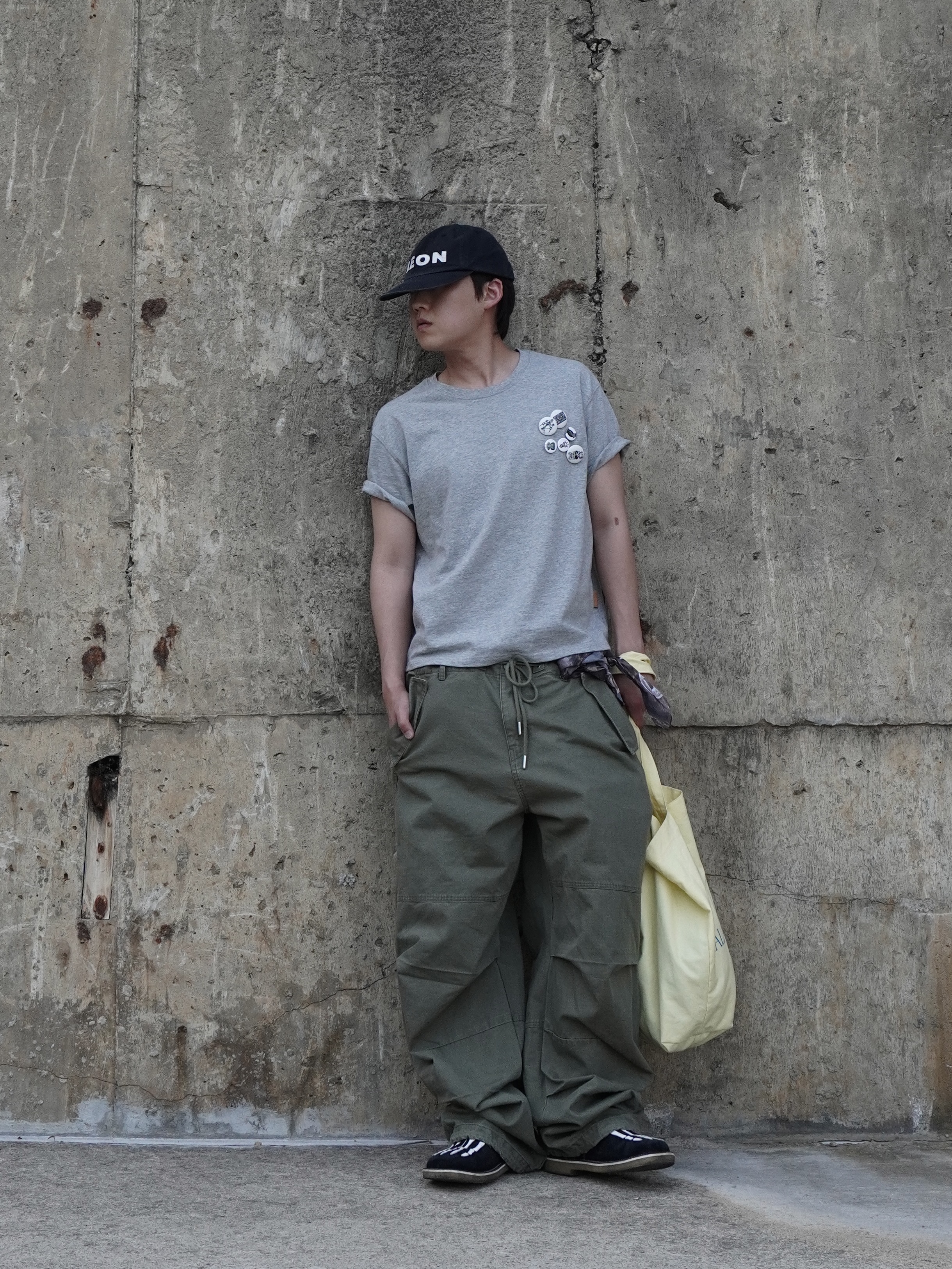 noun Washed Panel Pants Olive, noun Easeful Tote Bag Lemon 착용 스타일 - 2