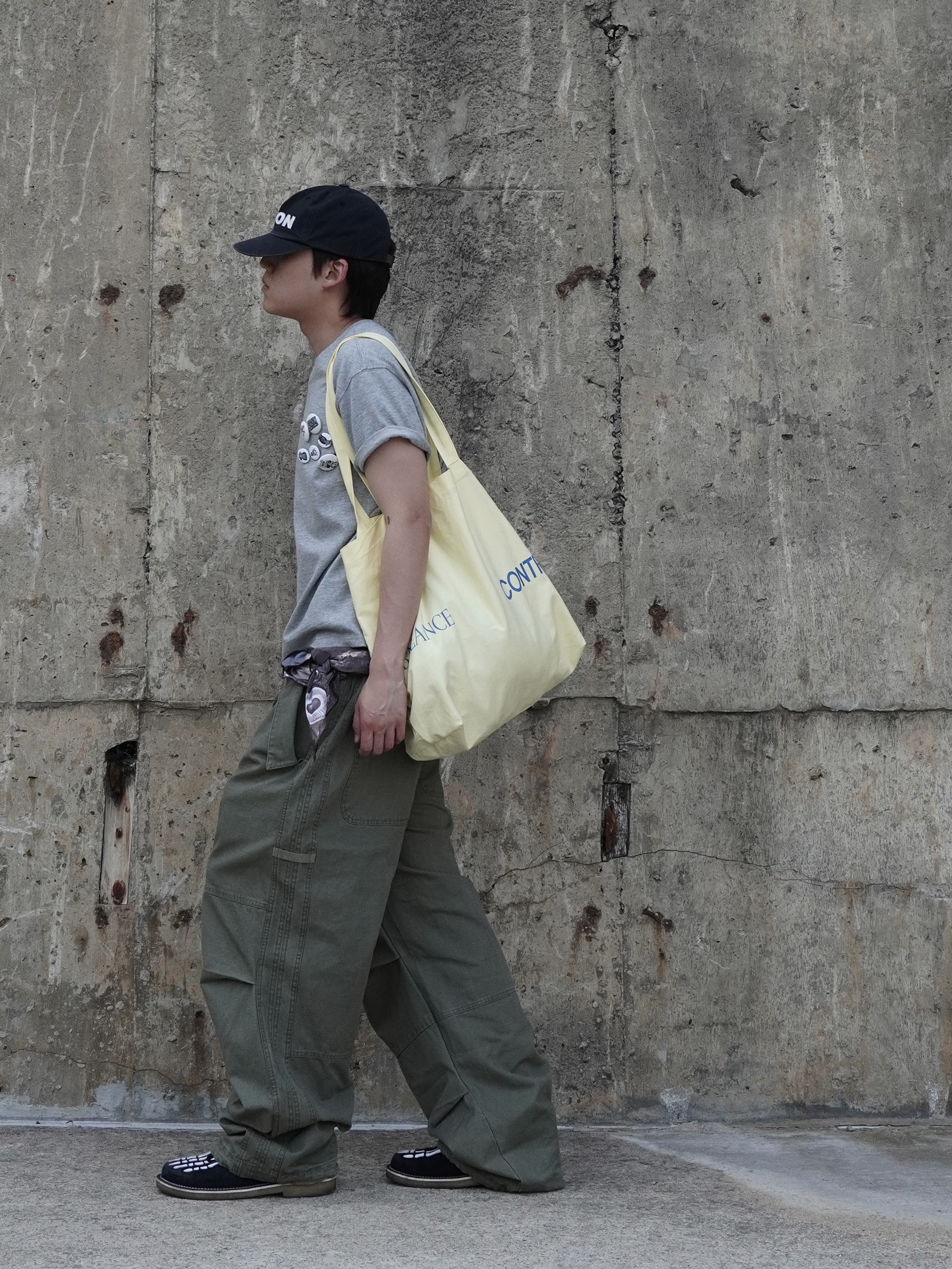 noun Washed Panel Pants Olive, noun Easeful Tote Bag Lemon 착용 스타일 - 1