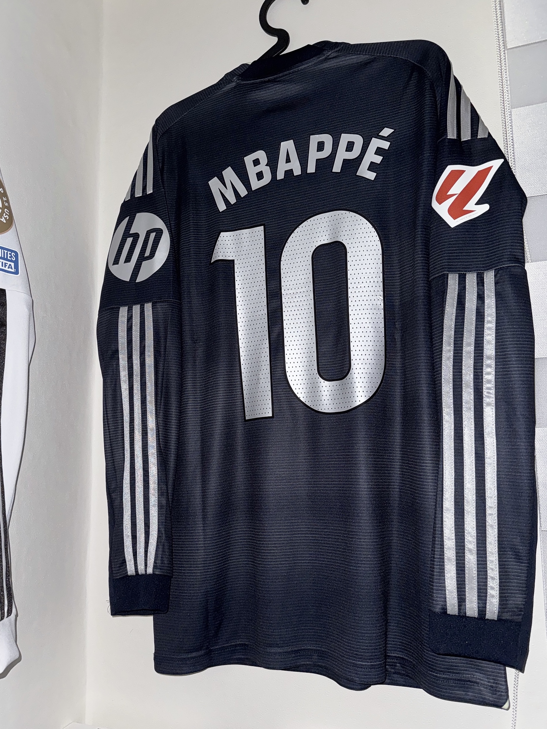 Adidas Real Madrid 2025/26 Long Sleeve Away Jersey Legend Ink - KR Sizing (Non Marking Ver.) 착용 스타일