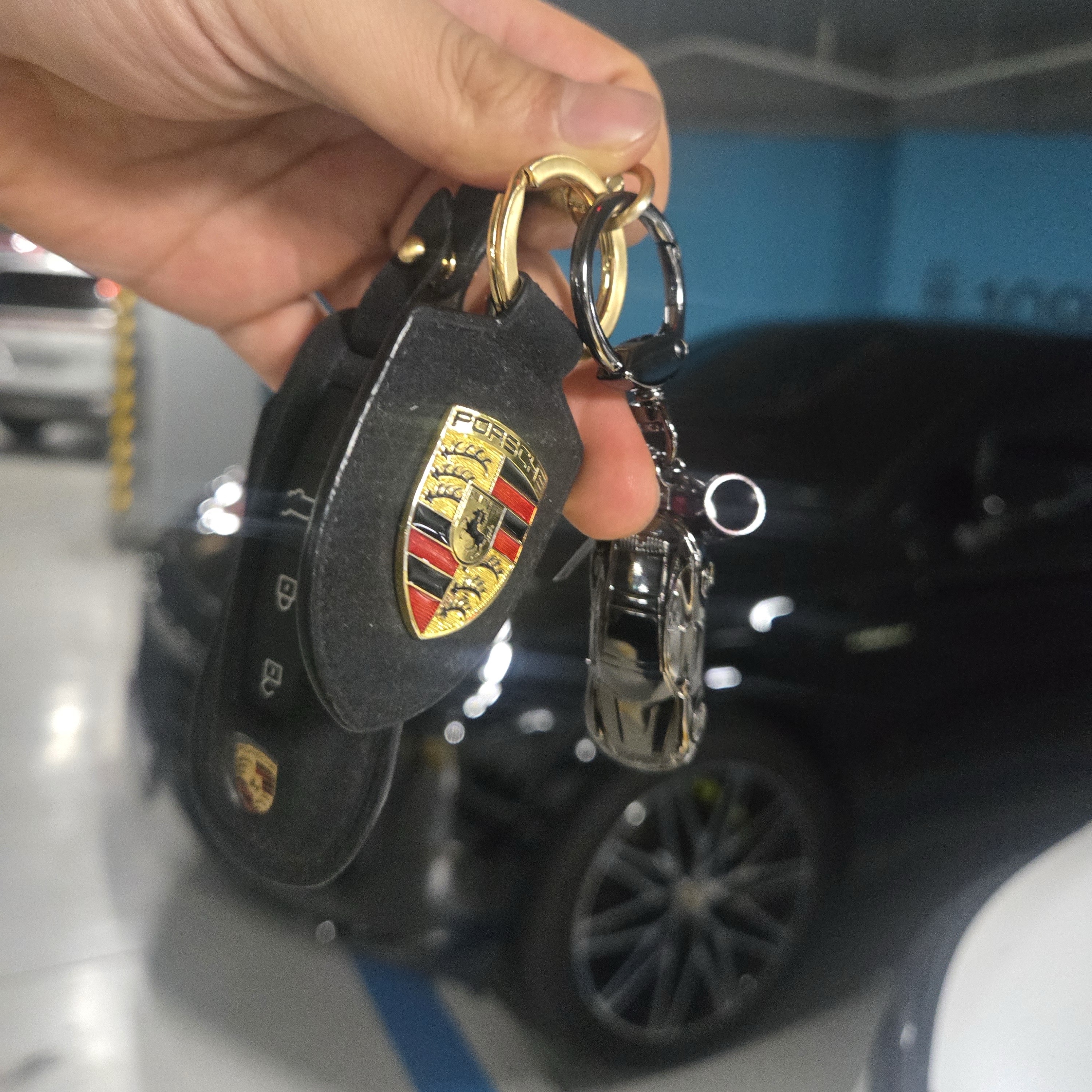 A Twosome Place x Porsche Key Chain Black 착용 스타일
