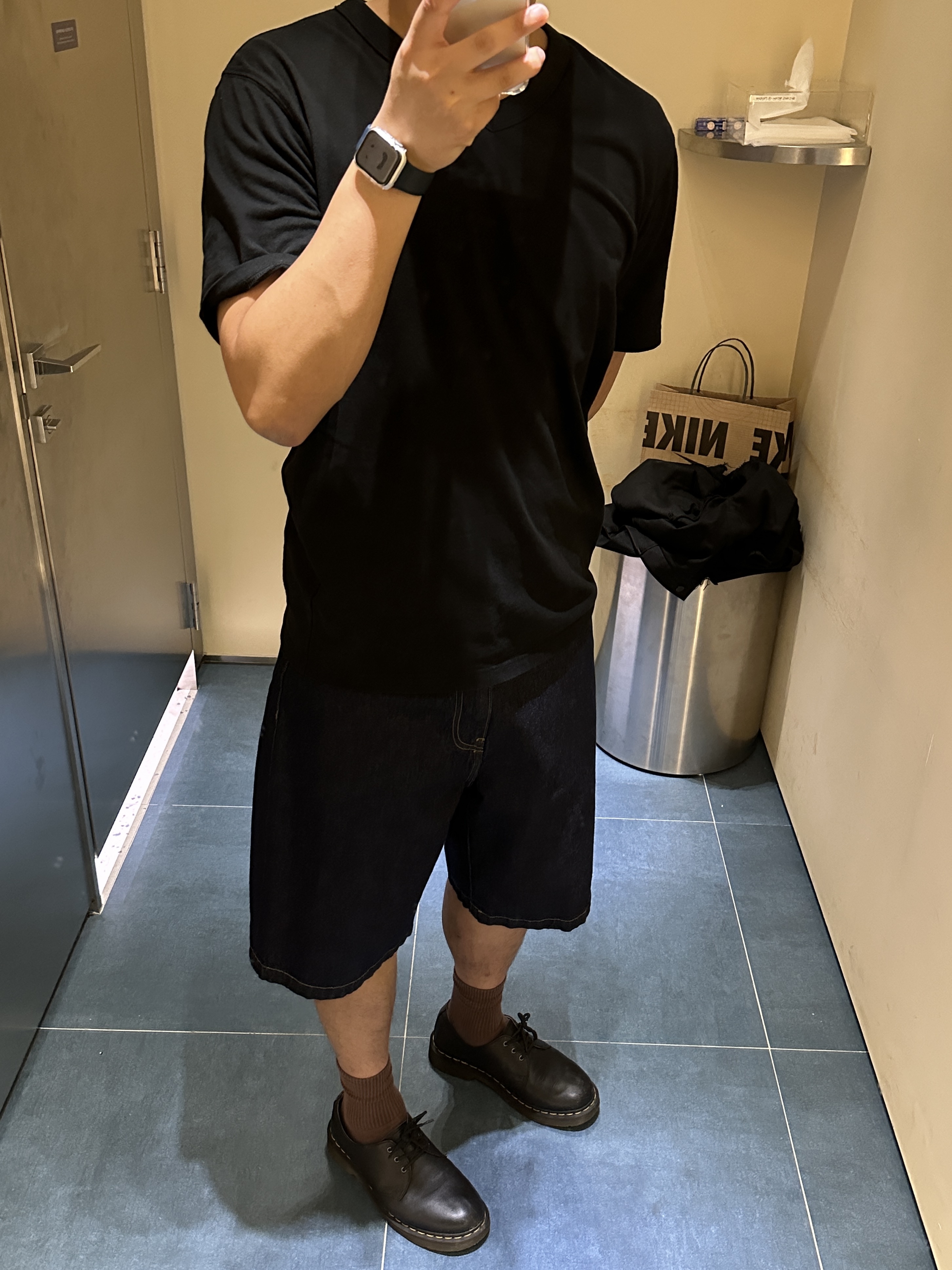 Carhartt WIP Landon Shorts Blue Rinsed, Dr. Martens 1461 Smooth Black 착용 스타일 - 2