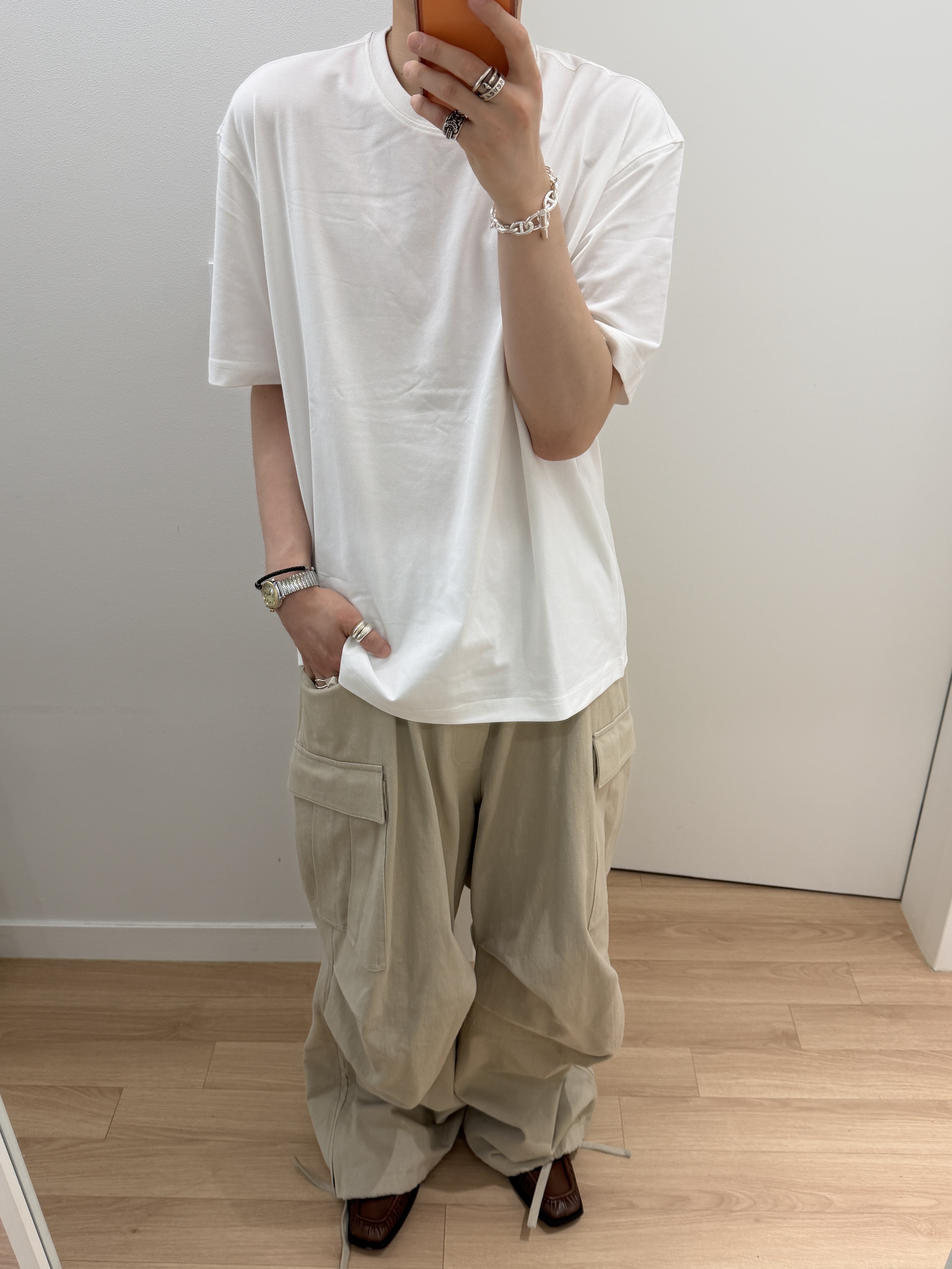 Nonnod Side Zip Cargo Pants Beige 착용 스타일 - 1