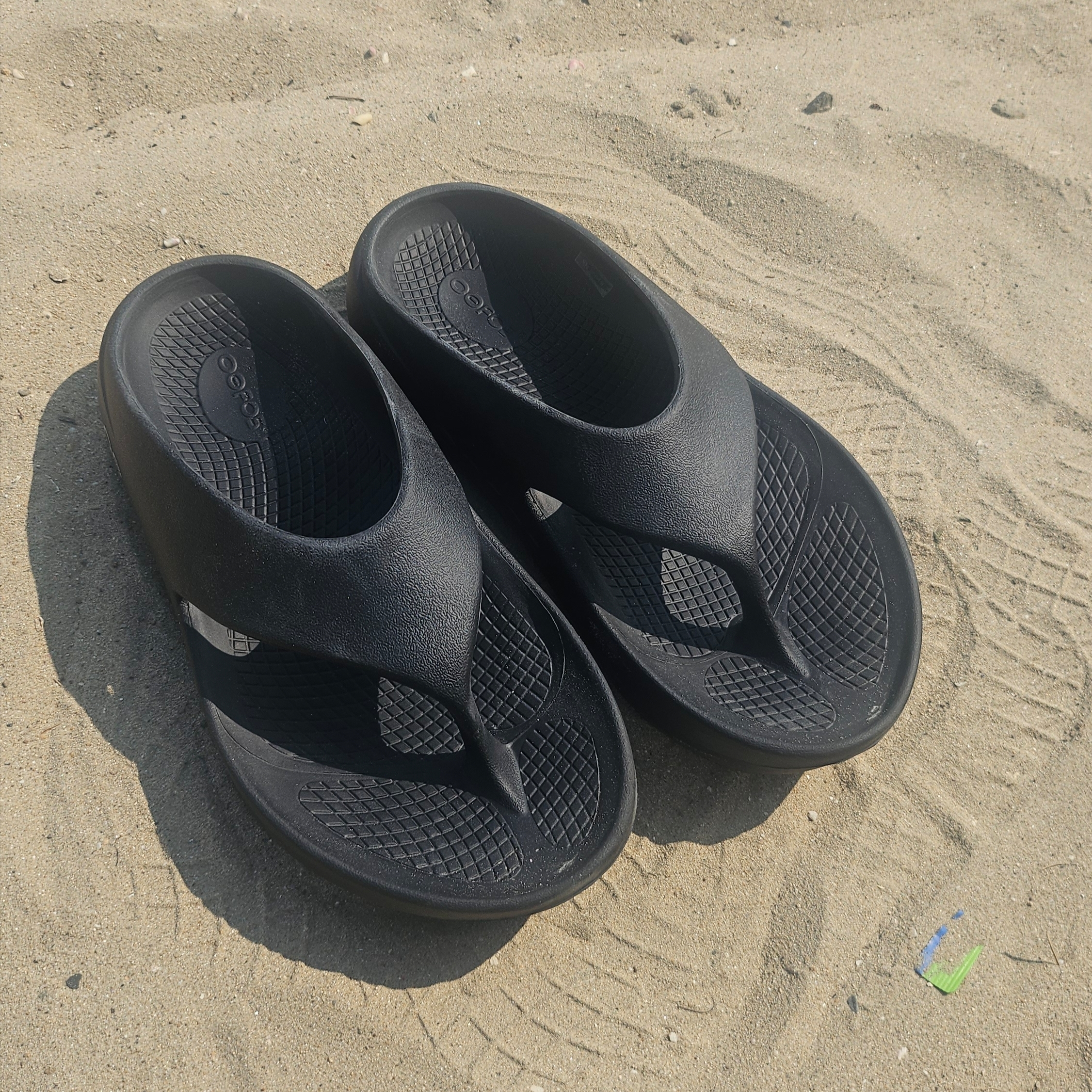 [10% 적립] OOFOS OOriginal + Black Unisex Flip-Flops 착용 스타일 - 7