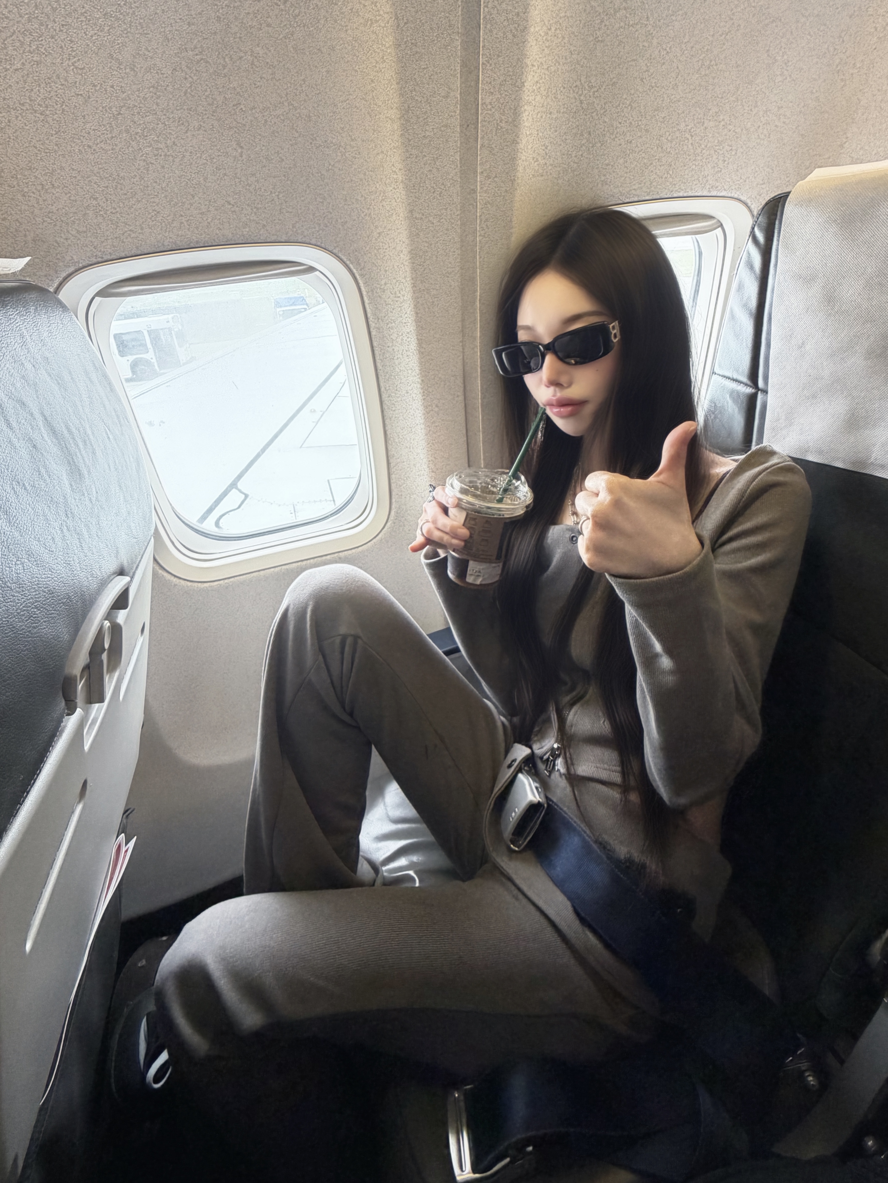 (W) Balenciaga Dynasty Rectangle Sunglasses Black 착용 스타일 - 4
