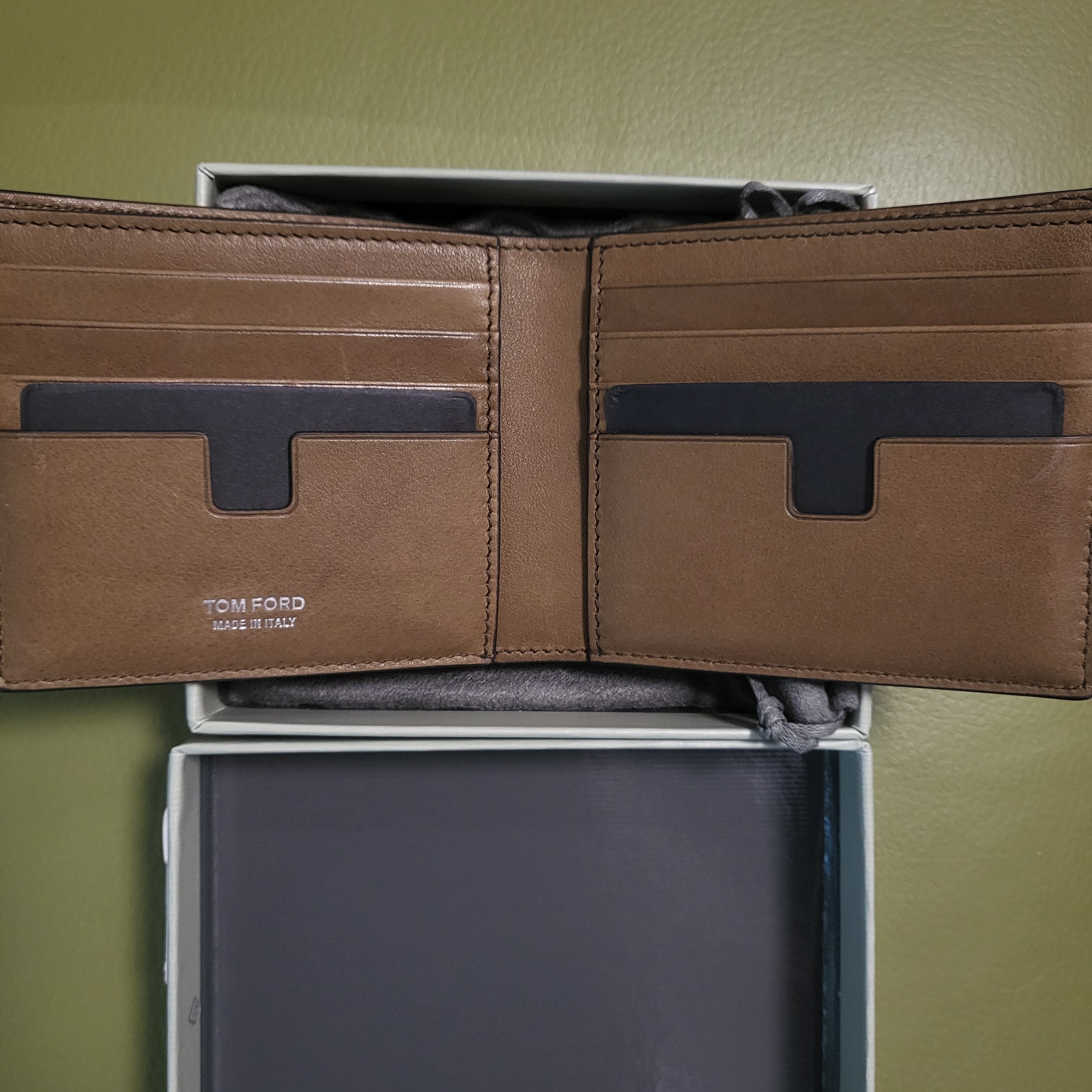 Tom Ford Nubuck T Line Classic Bifold Wallet Olive Brown 착용 스타일 - 1