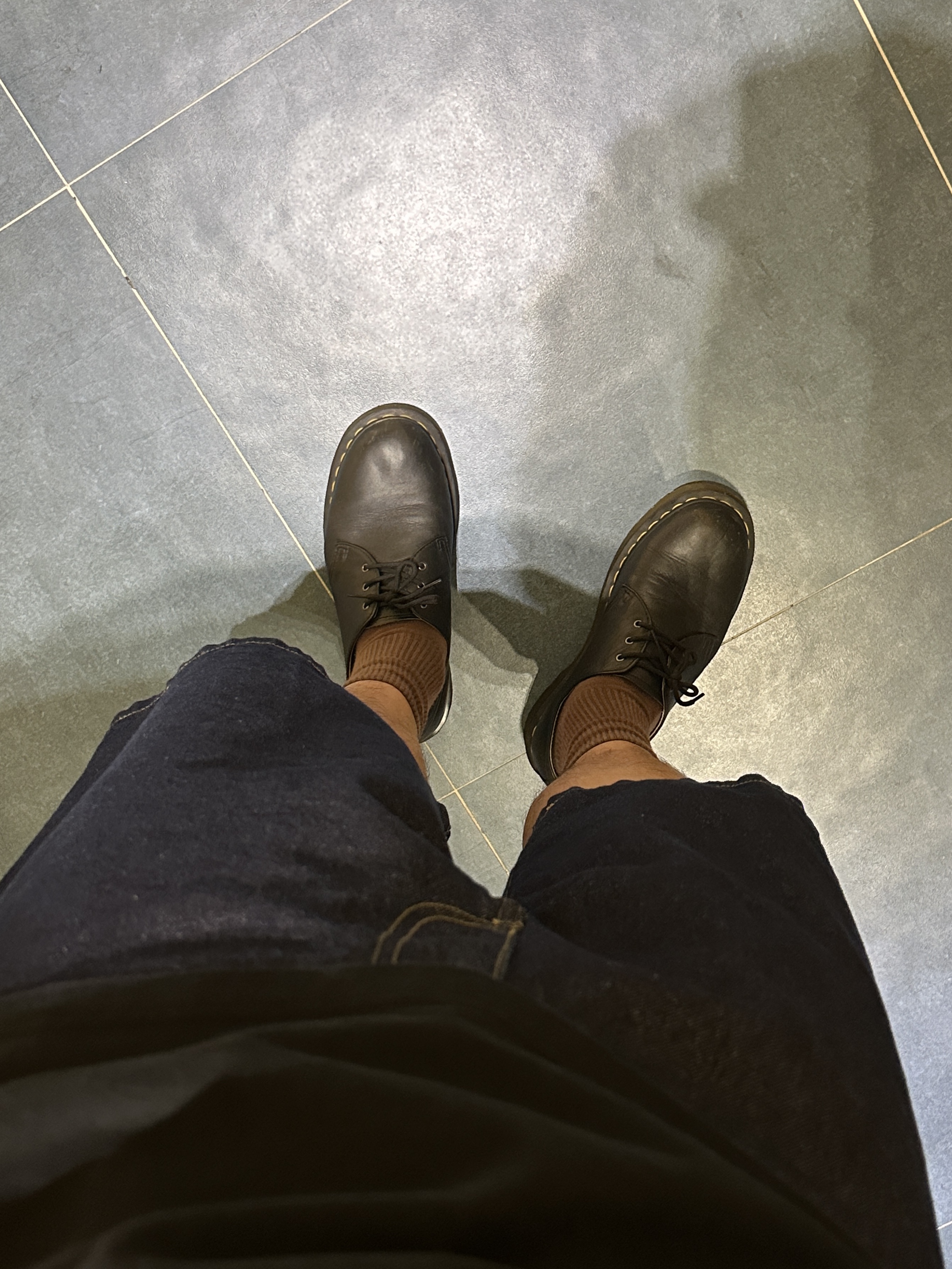 Carhartt WIP Landon Shorts Blue Rinsed, Dr. Martens 1461 Smooth Black 착용 스타일 - 3