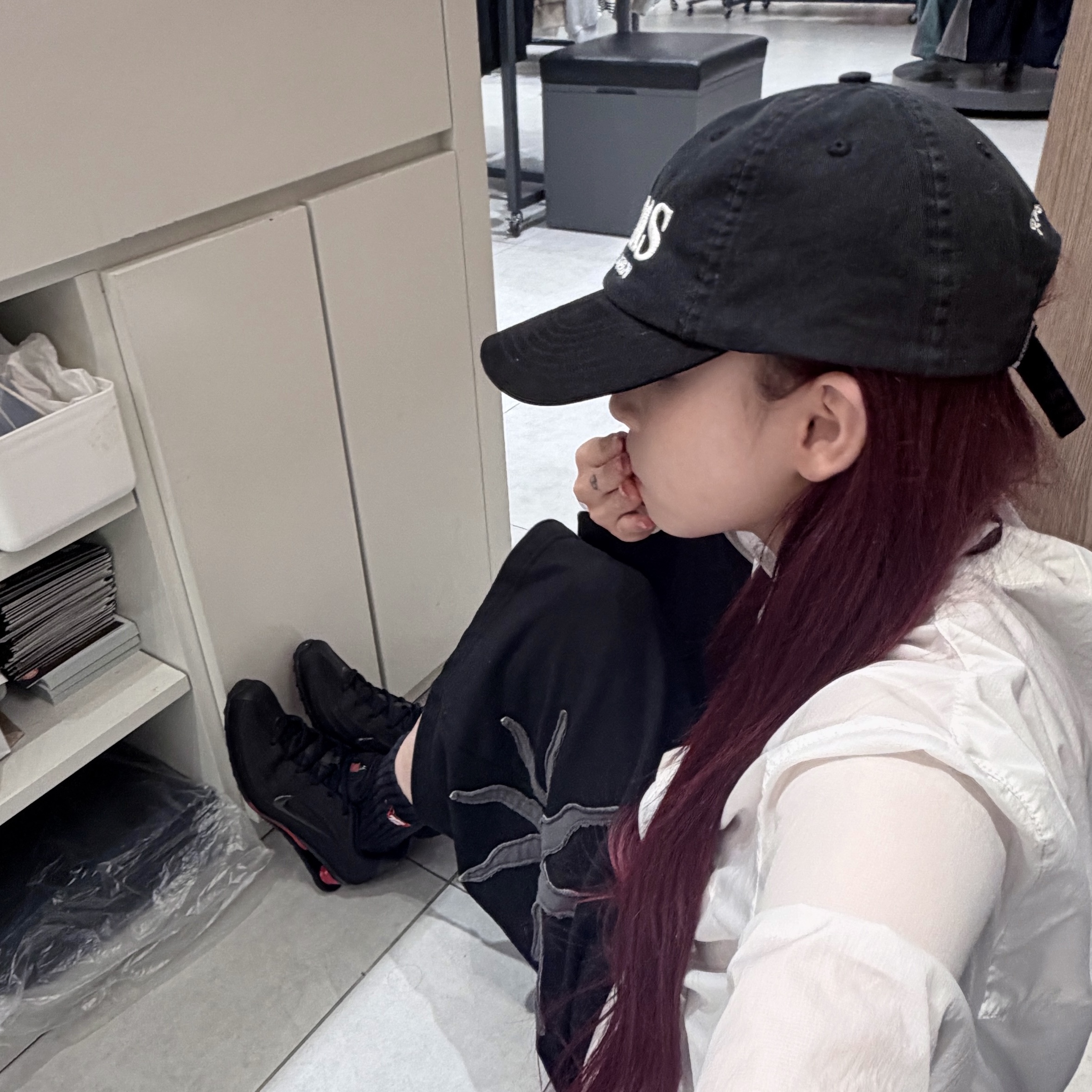 (W) Nike Shox Z Black University Red 착용 스타일 - 1