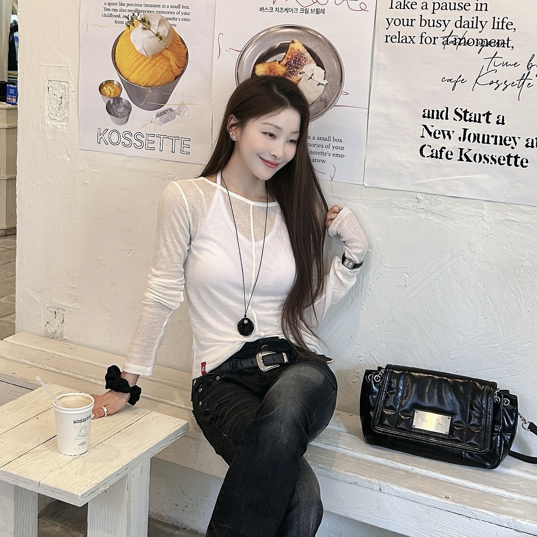 Matin Kim Glossy Quilting Medium Chain Bag Black 착용 스타일 - 1