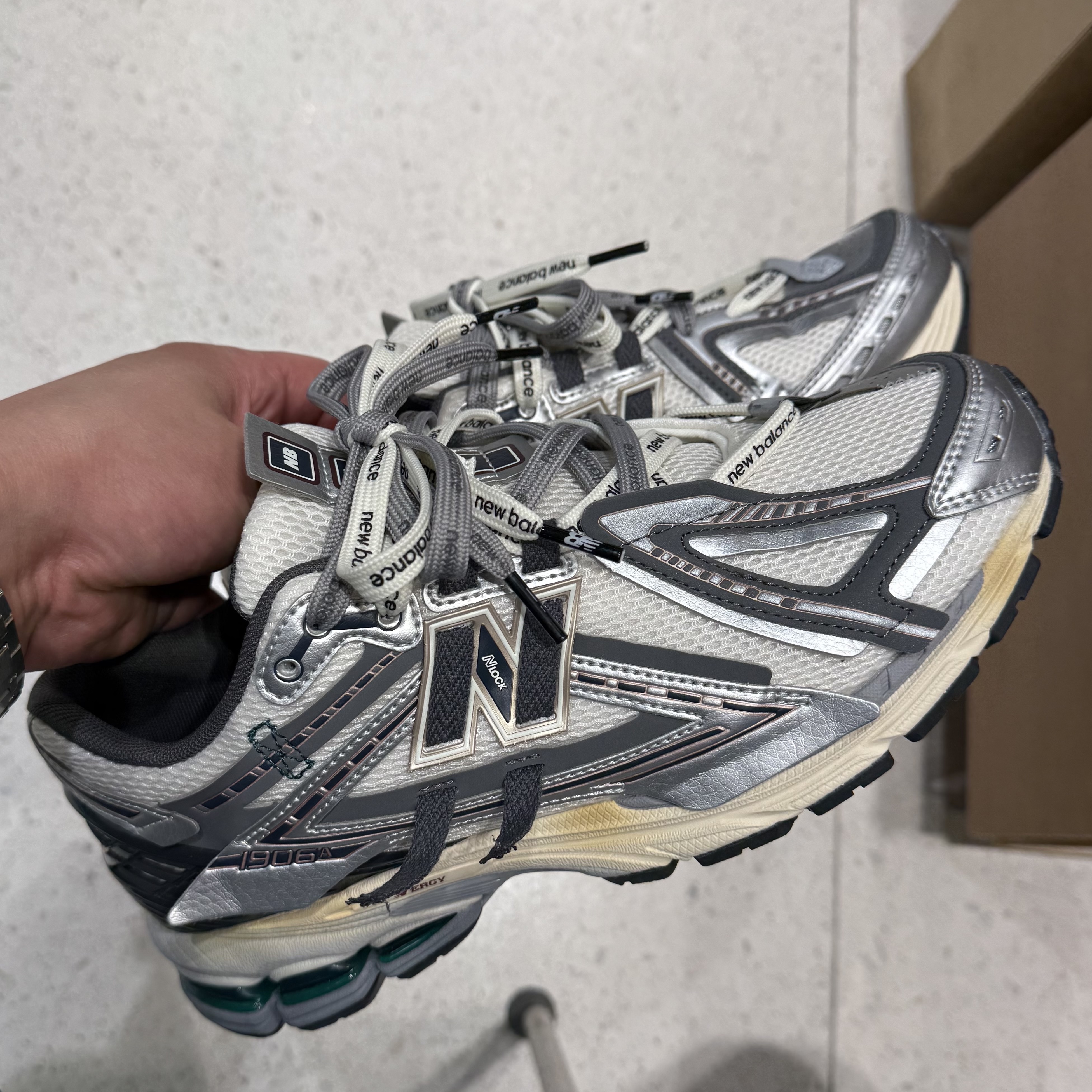 New Balance 1906A Silver Metallic Castlerock 착용 스타일