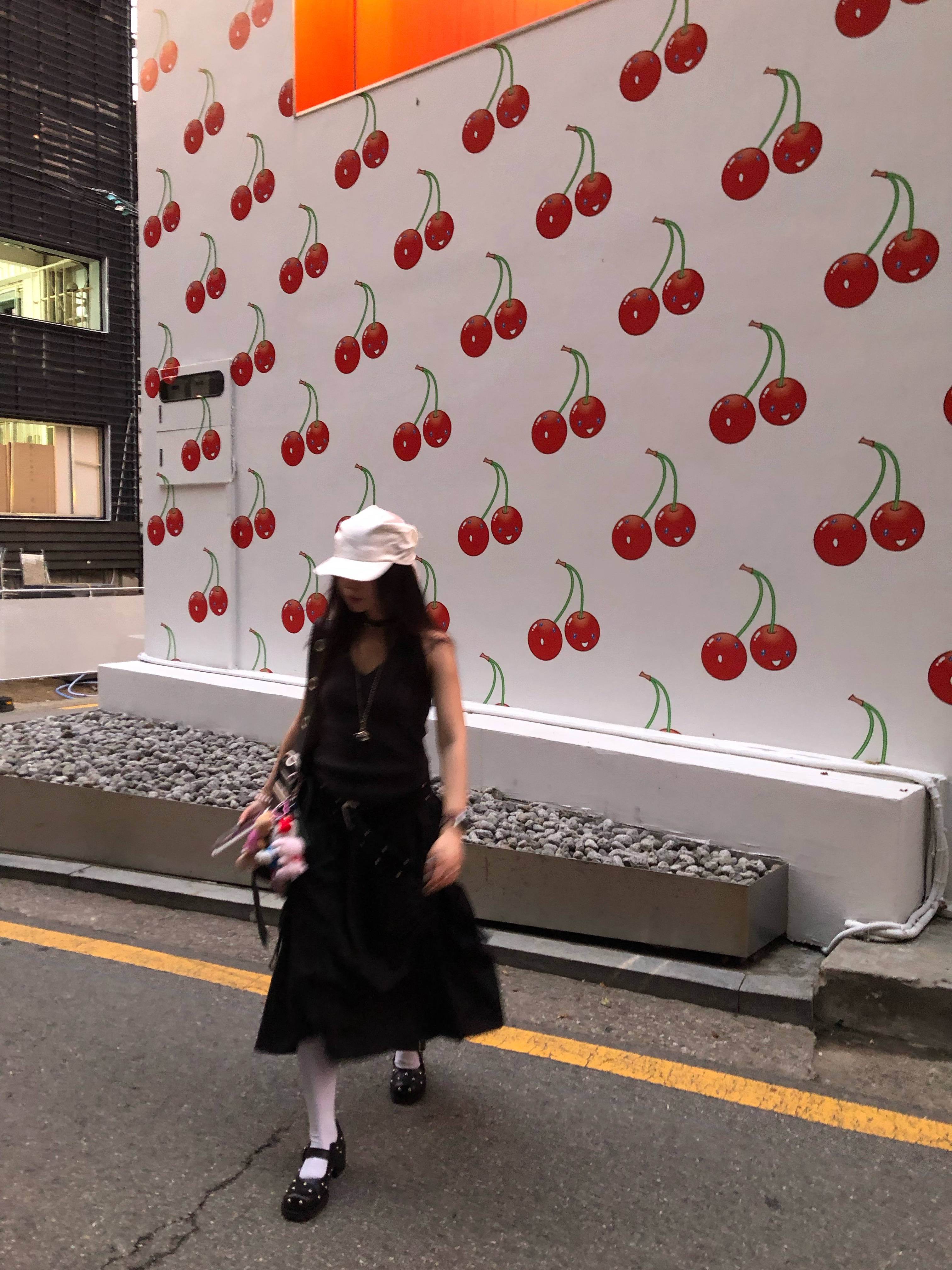 [KREAM 단독] Vacant Archive Bella Wide Strap Hobo Bag Black, [KREAM 단독] Vacant Archive Bella Mini Shoulder Bag Black 착용 스타일 - 3