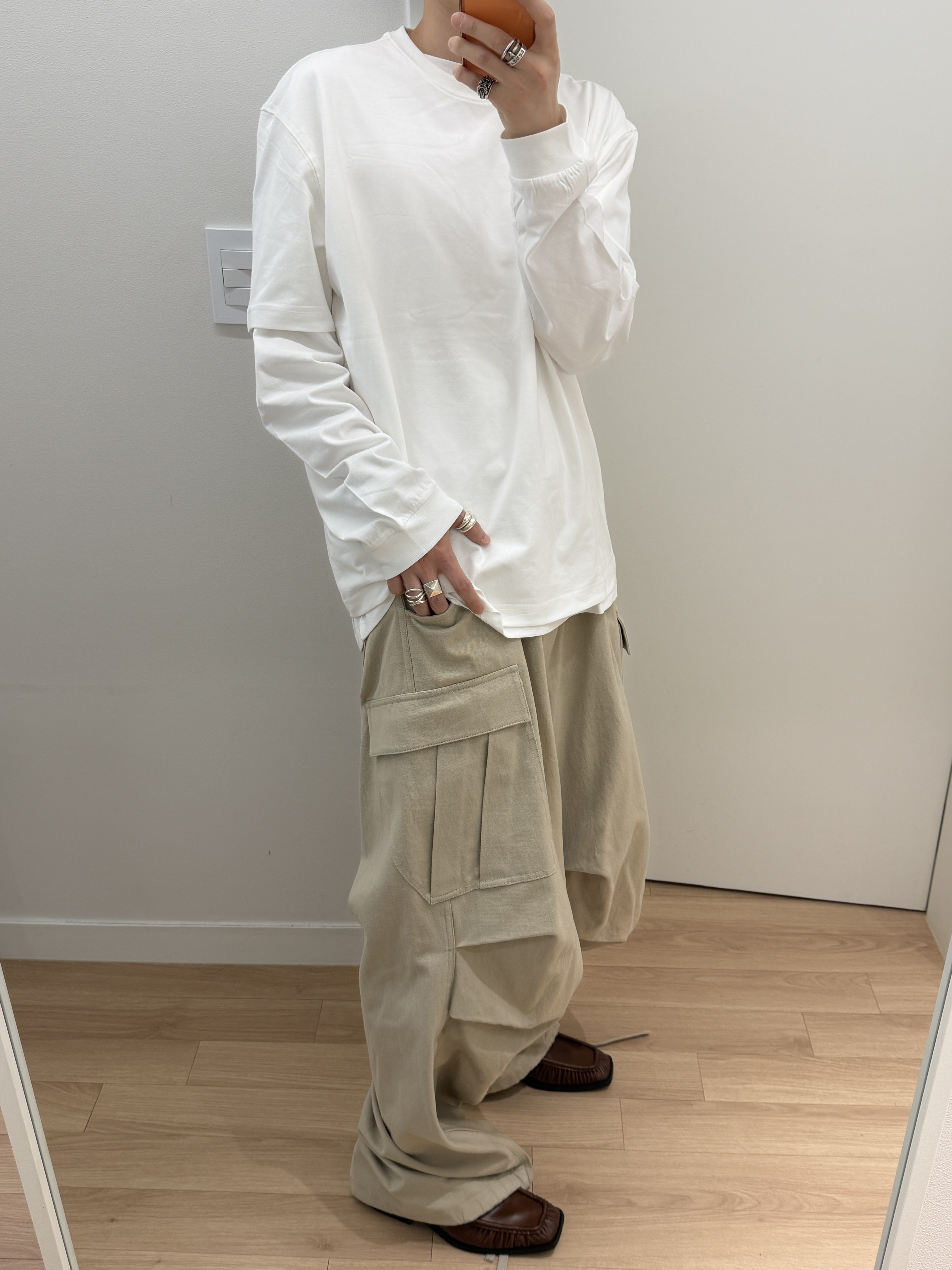 Nonnod Side Zip Cargo Pants Beige 착용 스타일 - 4