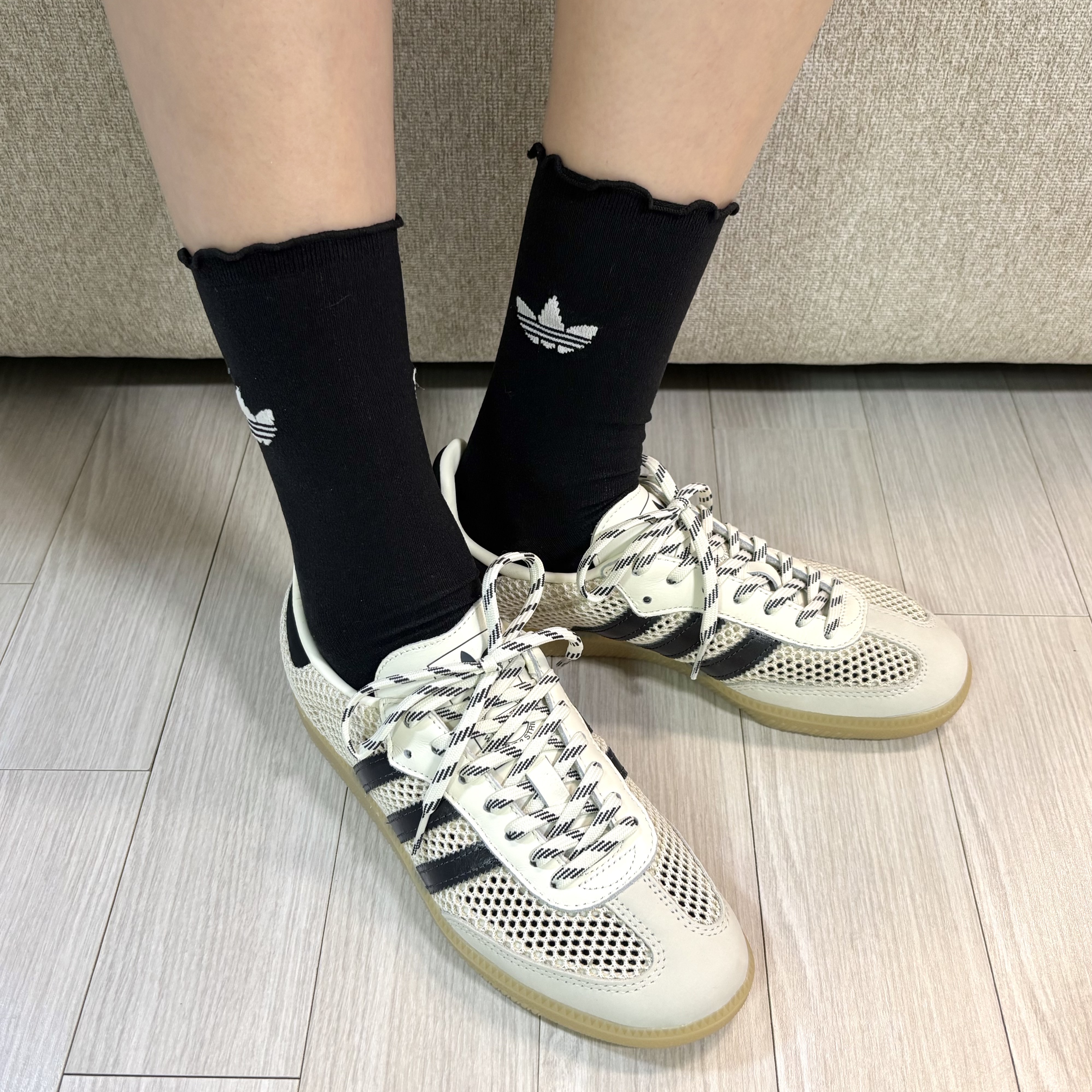 (W) Adidas Samba OG Off White Carbon 착용 스타일 - 1