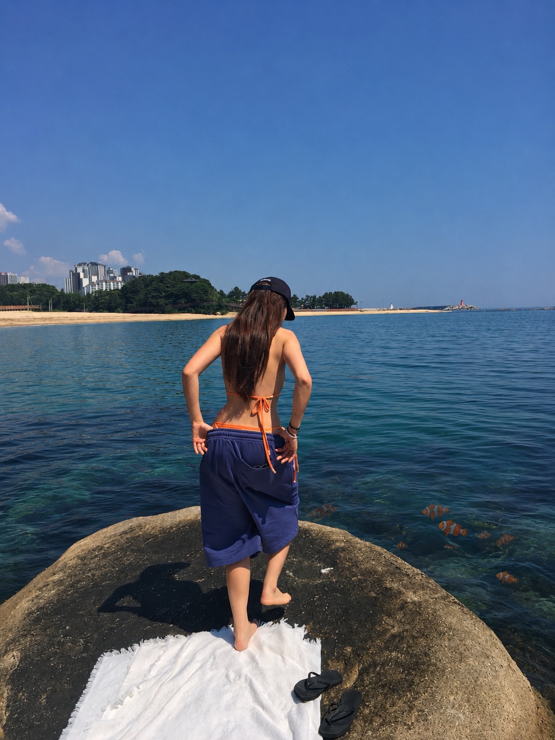AMOU Horse One Tuck Bermuda Pants Blue 착용 스타일 - 2