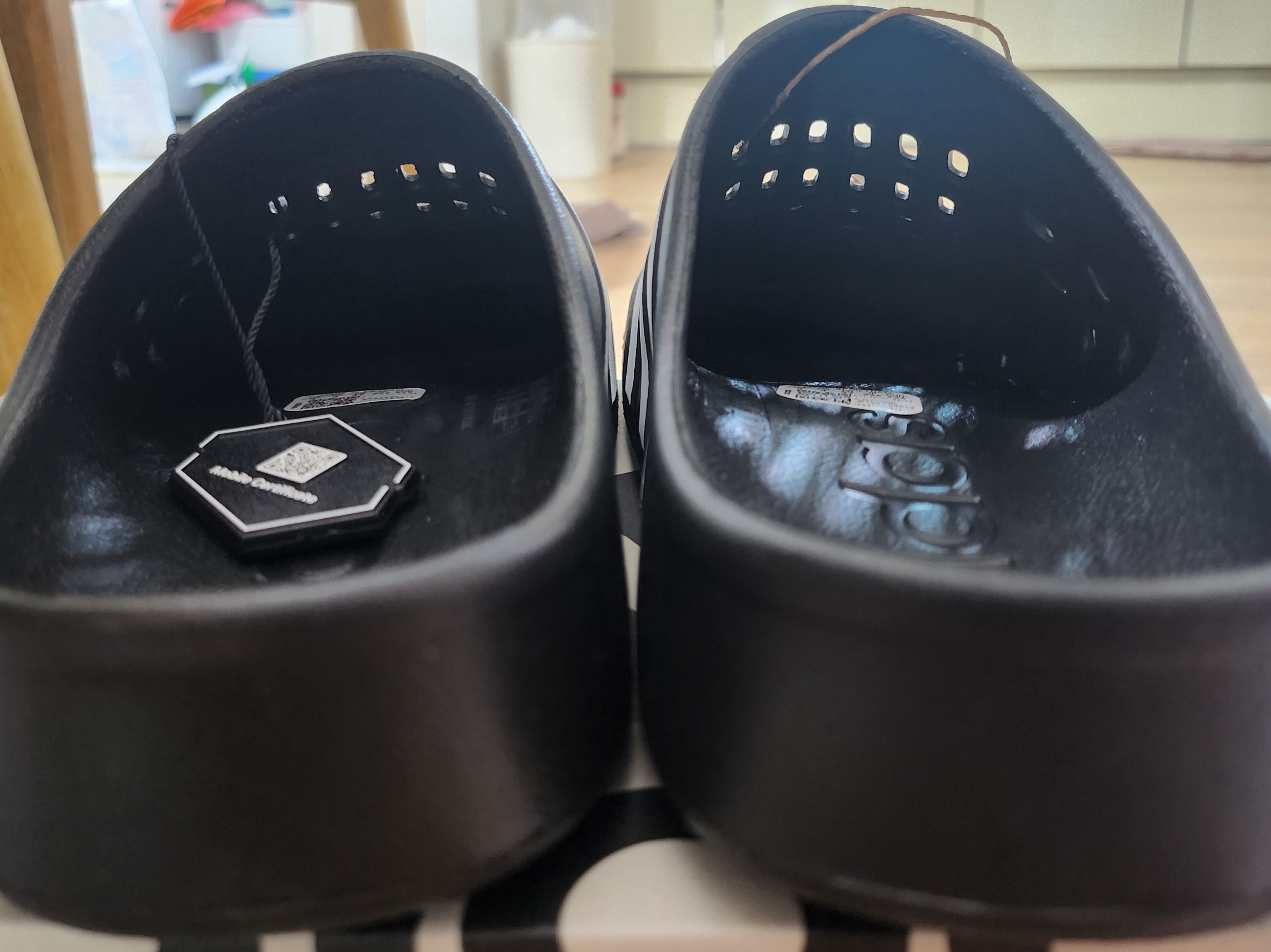 Adidas Adilette Clog Black White 착용 스타일