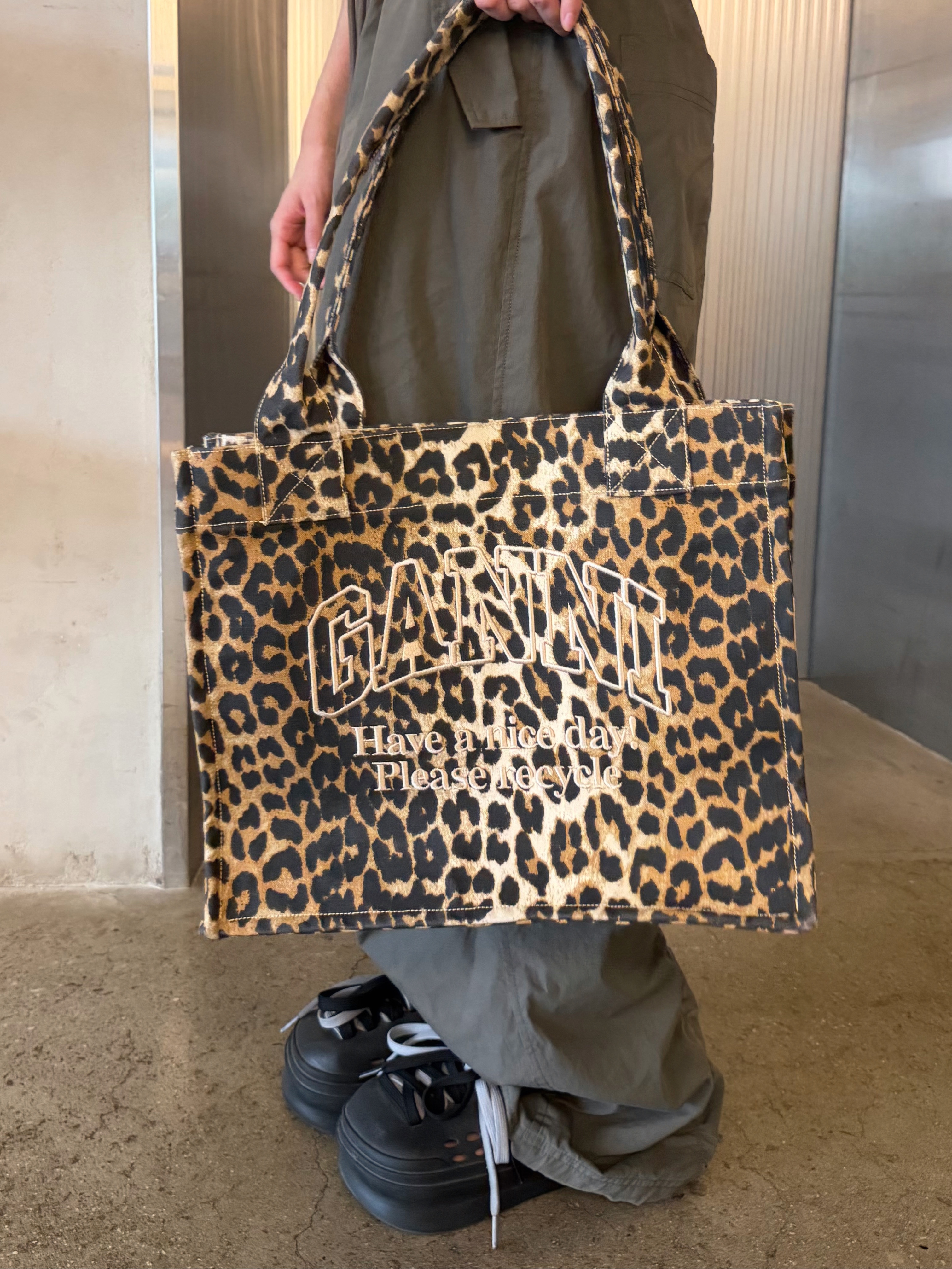 Ganni Leopard Large Canvas Tote Bag Leopard 착용 스타일 - 2