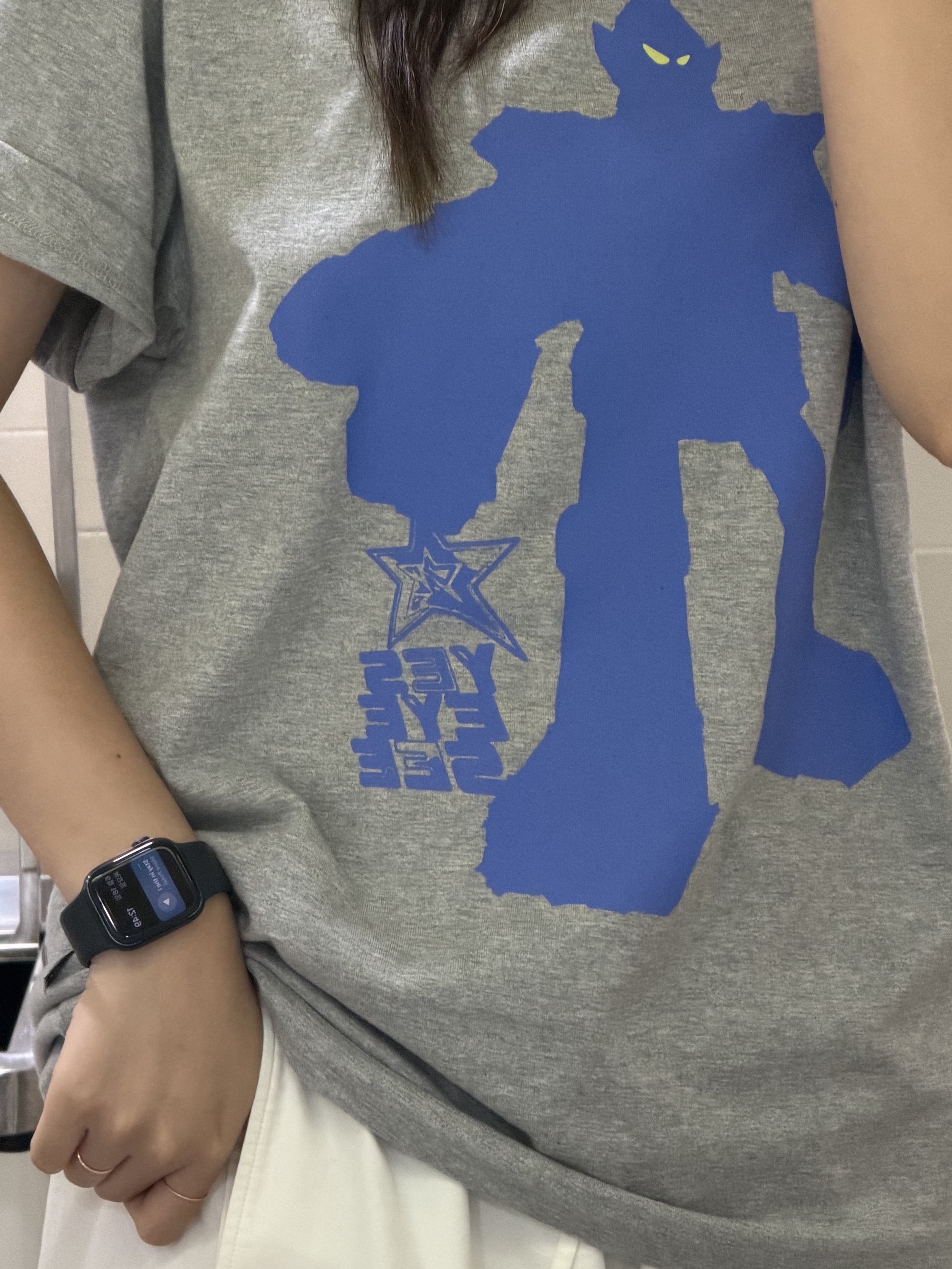[더블적립]YESEYESEE Y.E.S Plamodel Tee Grey 착용 스타일 - 4