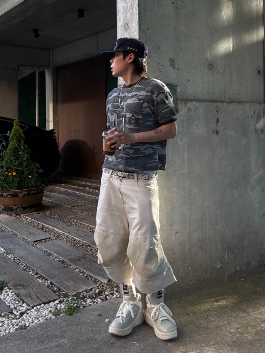 ROARINGRAD Layered Knee Bermuda Pants Beige 착용 스타일