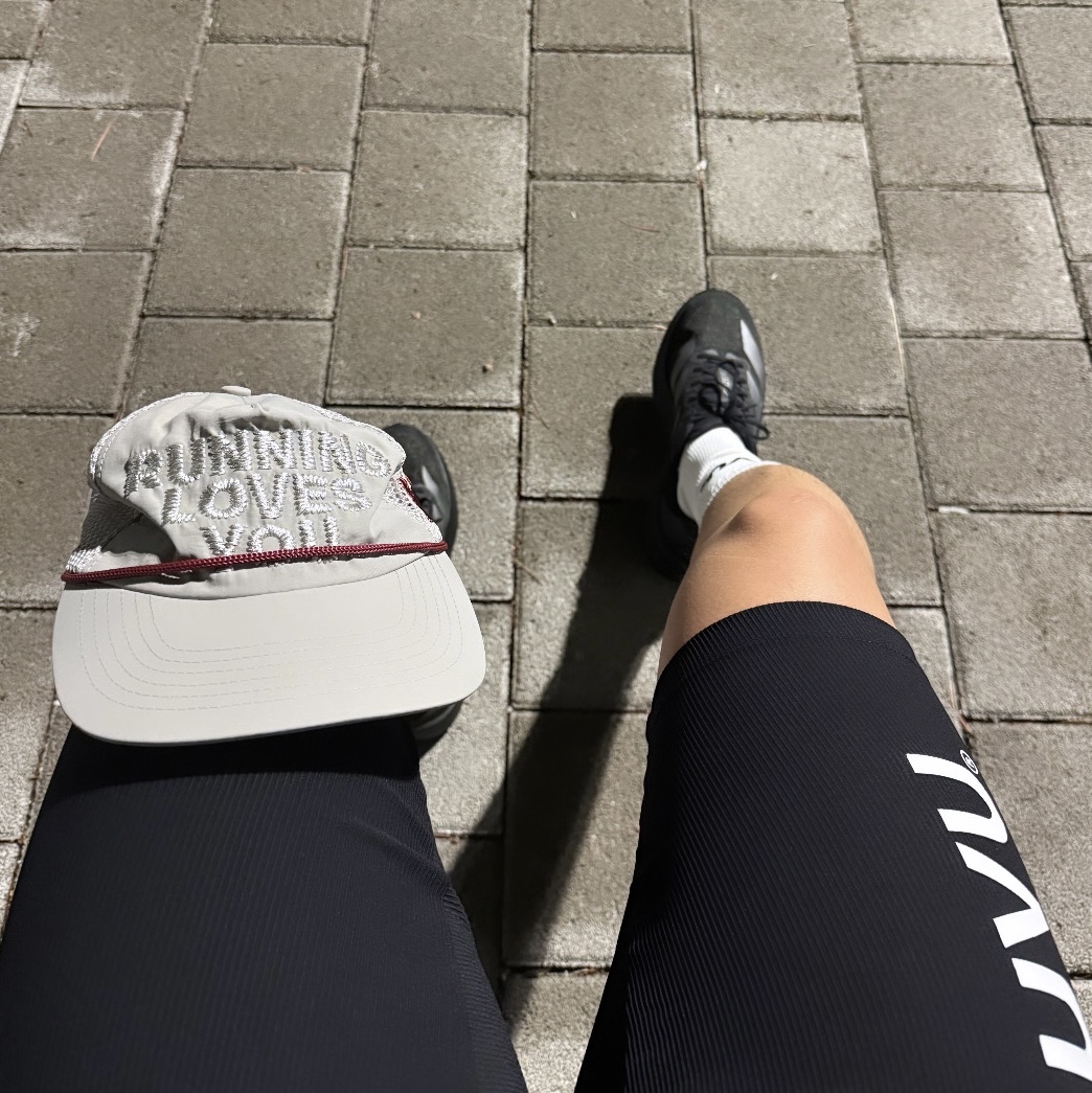 Alex Zono Running Loves You Trucker Hat Silver 착용 스타일