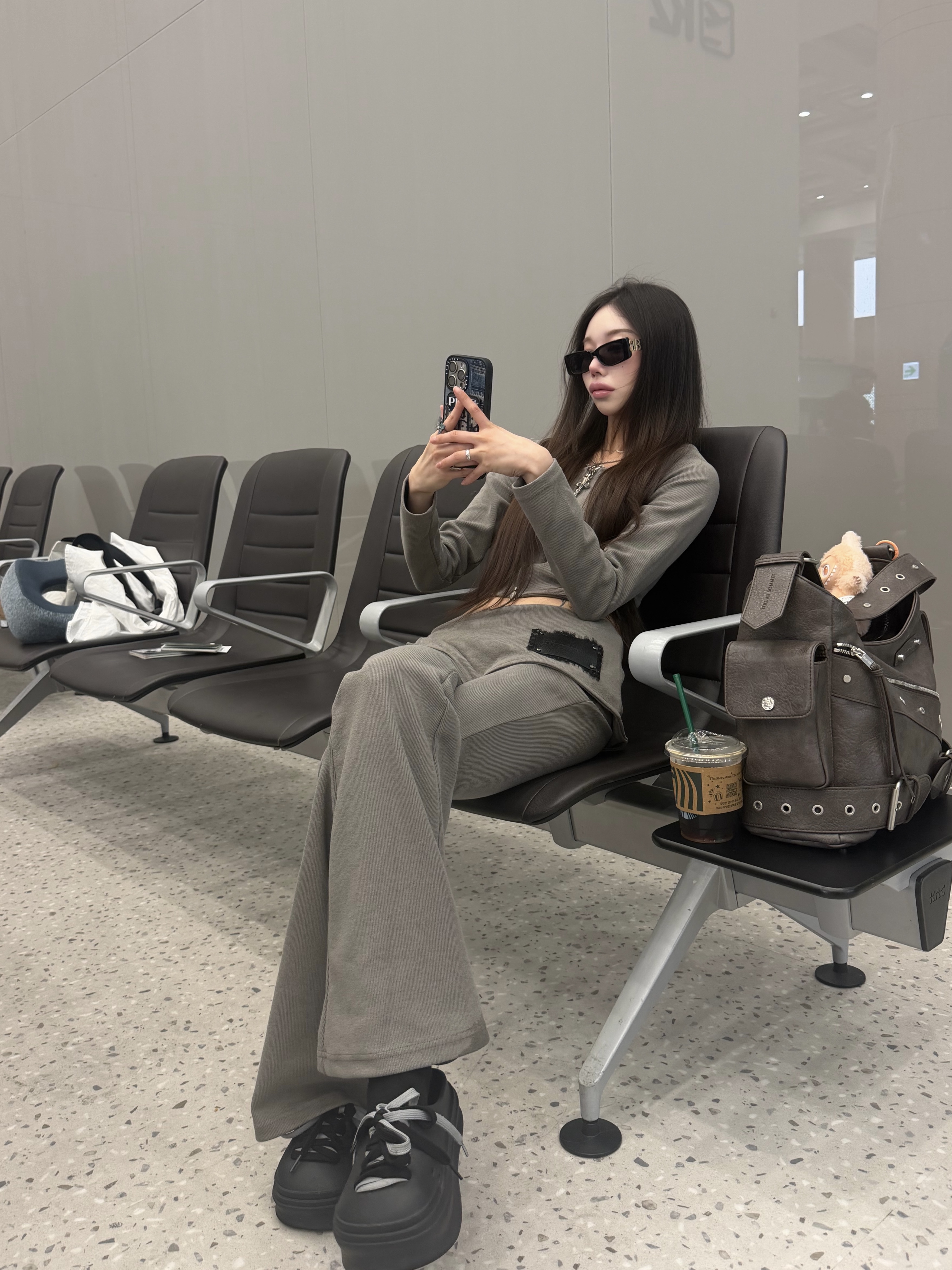 (W) Balenciaga Dynasty Rectangle Sunglasses Black 착용 스타일 - 2