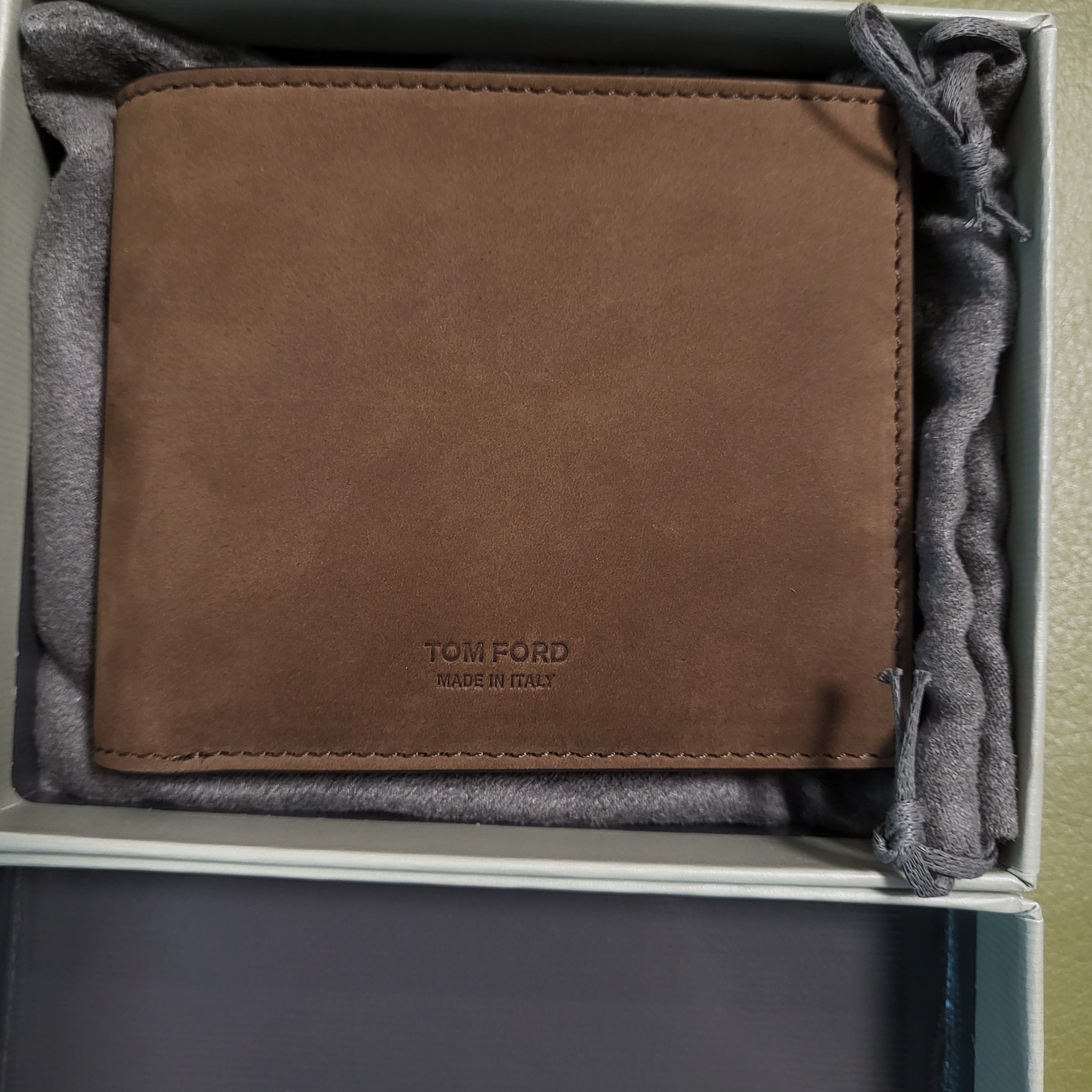 Tom Ford Nubuck T Line Classic Bifold Wallet Olive Brown 착용 스타일 - 2