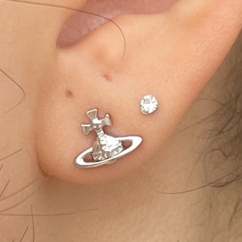 Vivienne Westwood Lorelei Stud Earrings Silver 착용 스타일