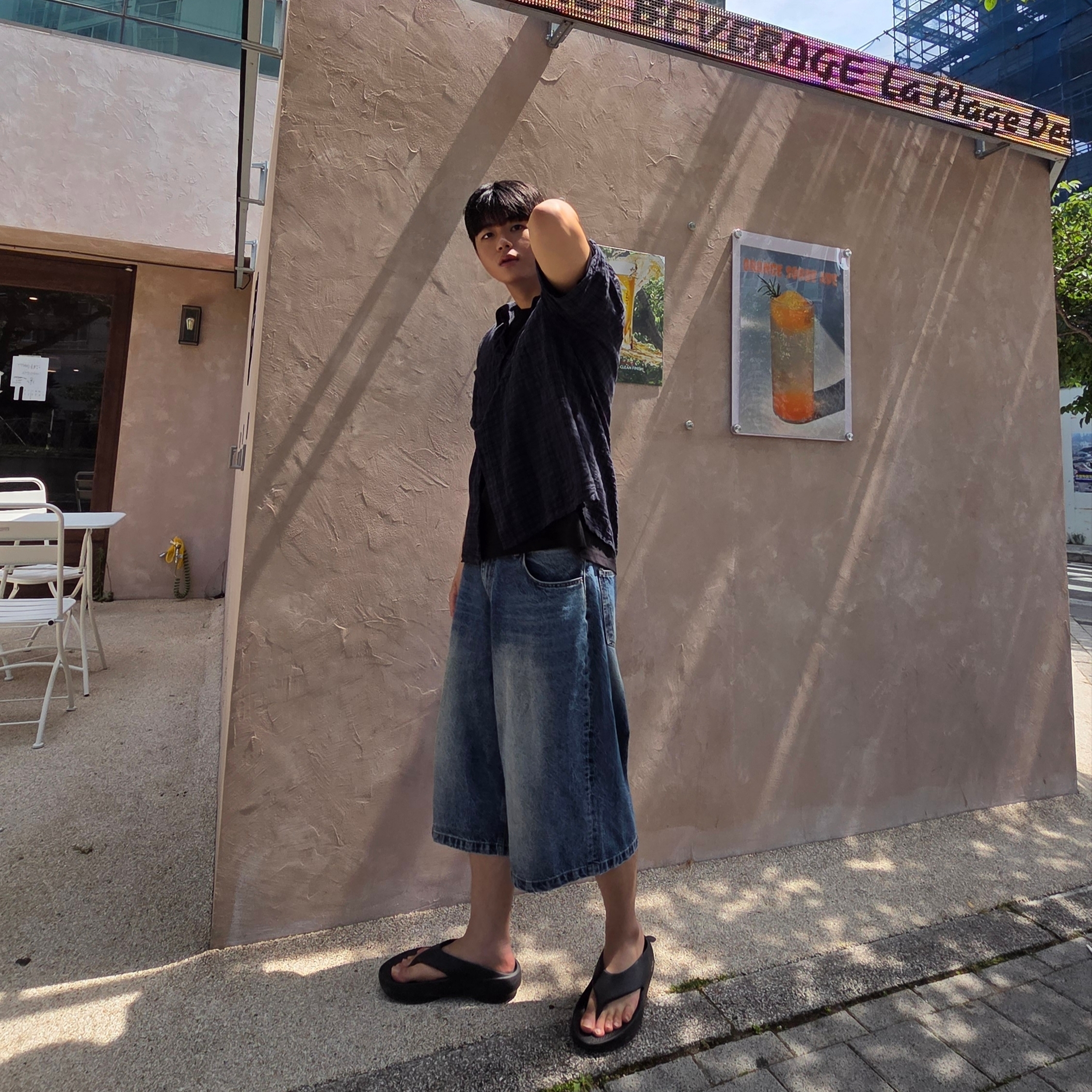[10% 적립] OOFOS OOriginal + Black Unisex Flip-Flops 착용 스타일 - 6