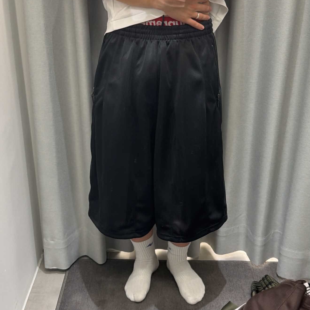 Needles x Studious H.D. Poly Smooth Track Short Pants Black 착용 스타일 - 1