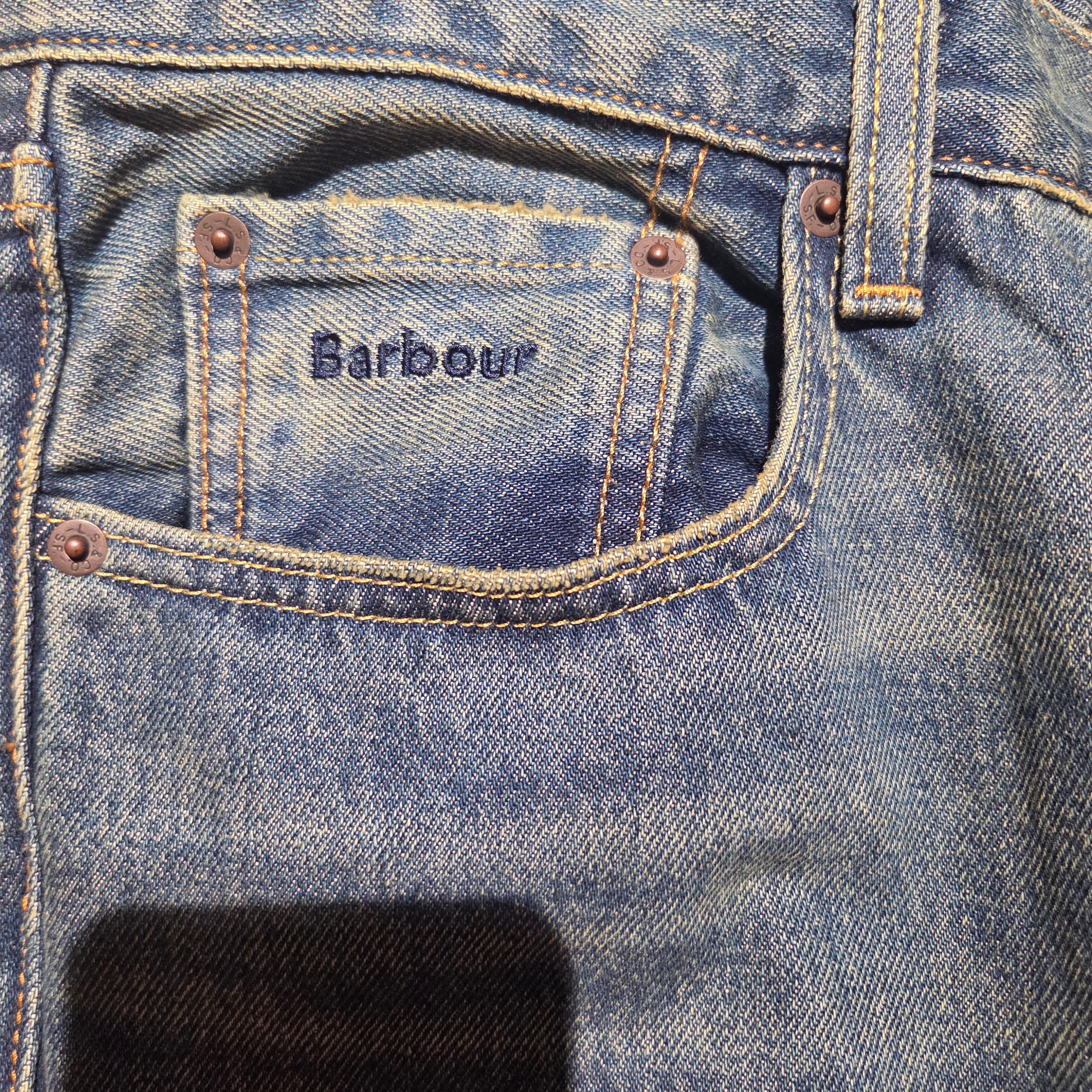 Levi's x Barbour 568 Loose Jean Dark Wash Denim 착용 스타일 - 3