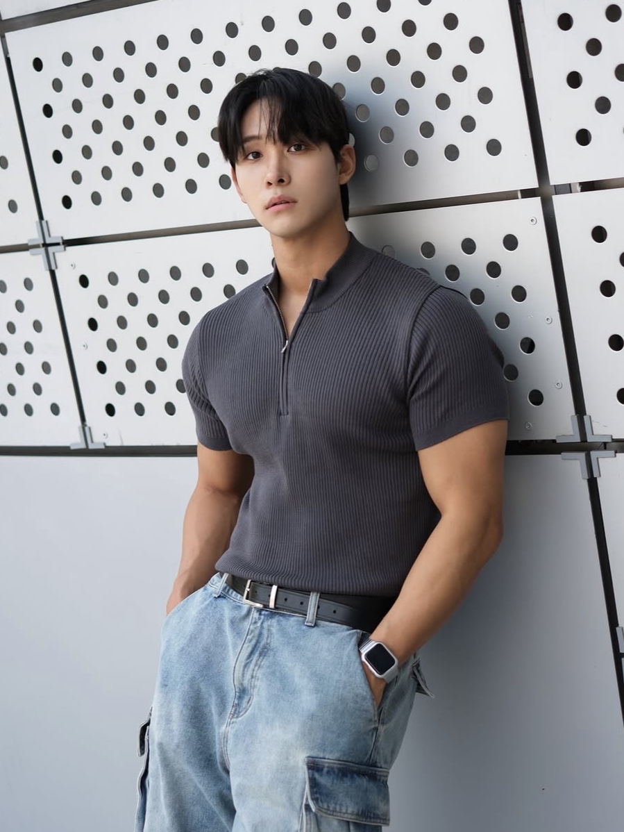 PHOS333 M Slim Fit Half Zip Knit Charcoal 착용 스타일 - 1