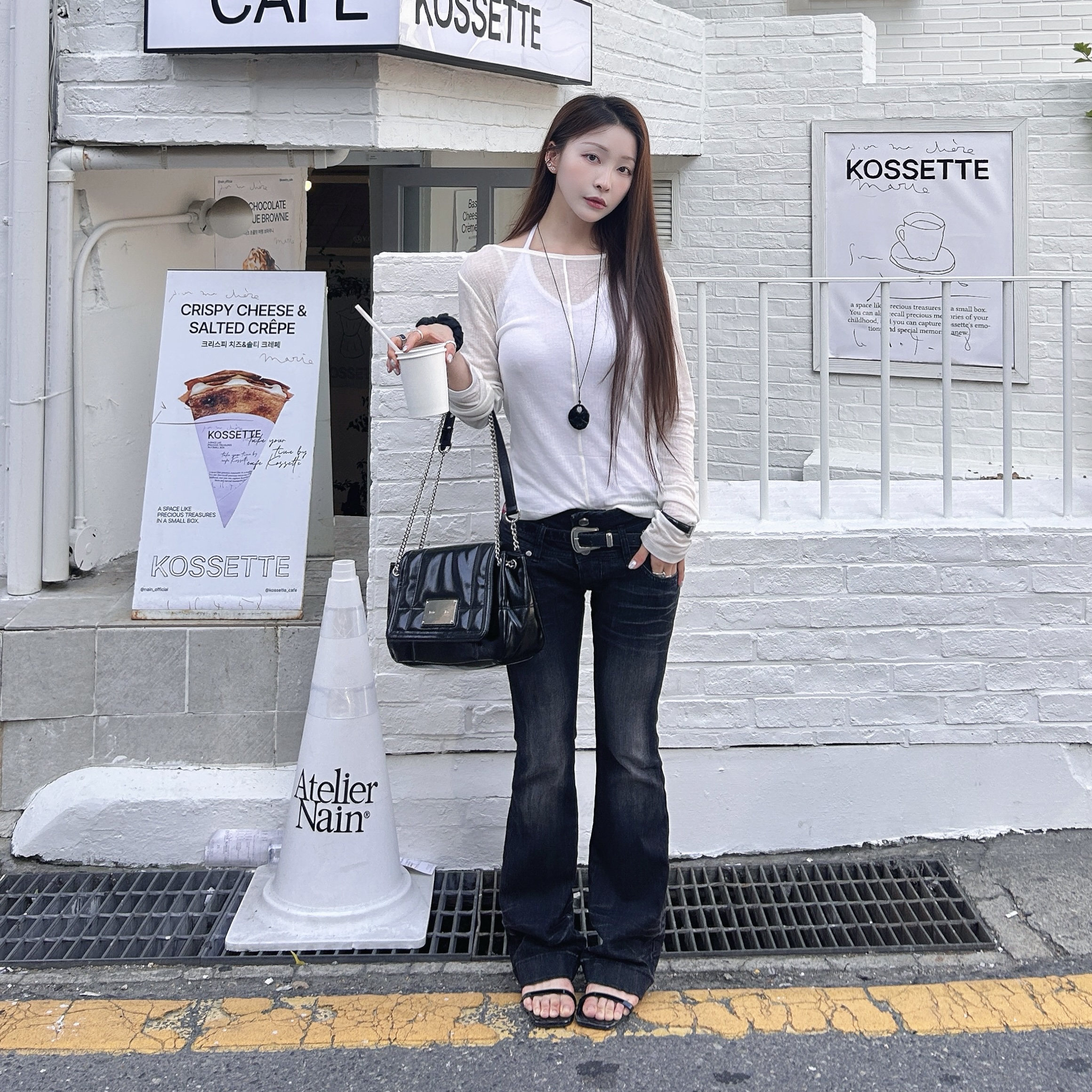 Matin Kim Glossy Quilting Medium Chain Bag Black 착용 스타일 - 3