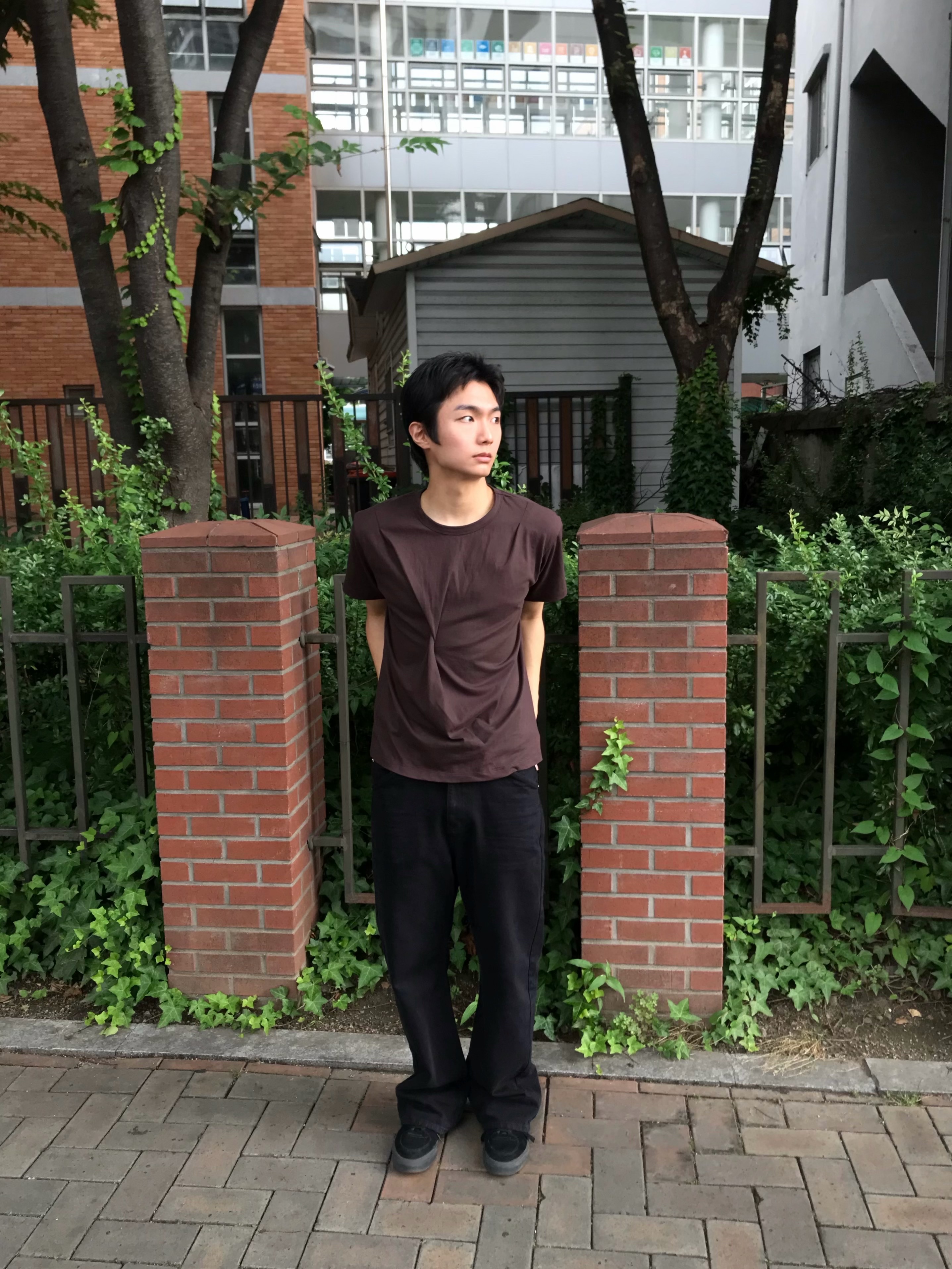 Farfromwhat Far Wrinkled Washed Pants_Black 착용 스타일 - 1