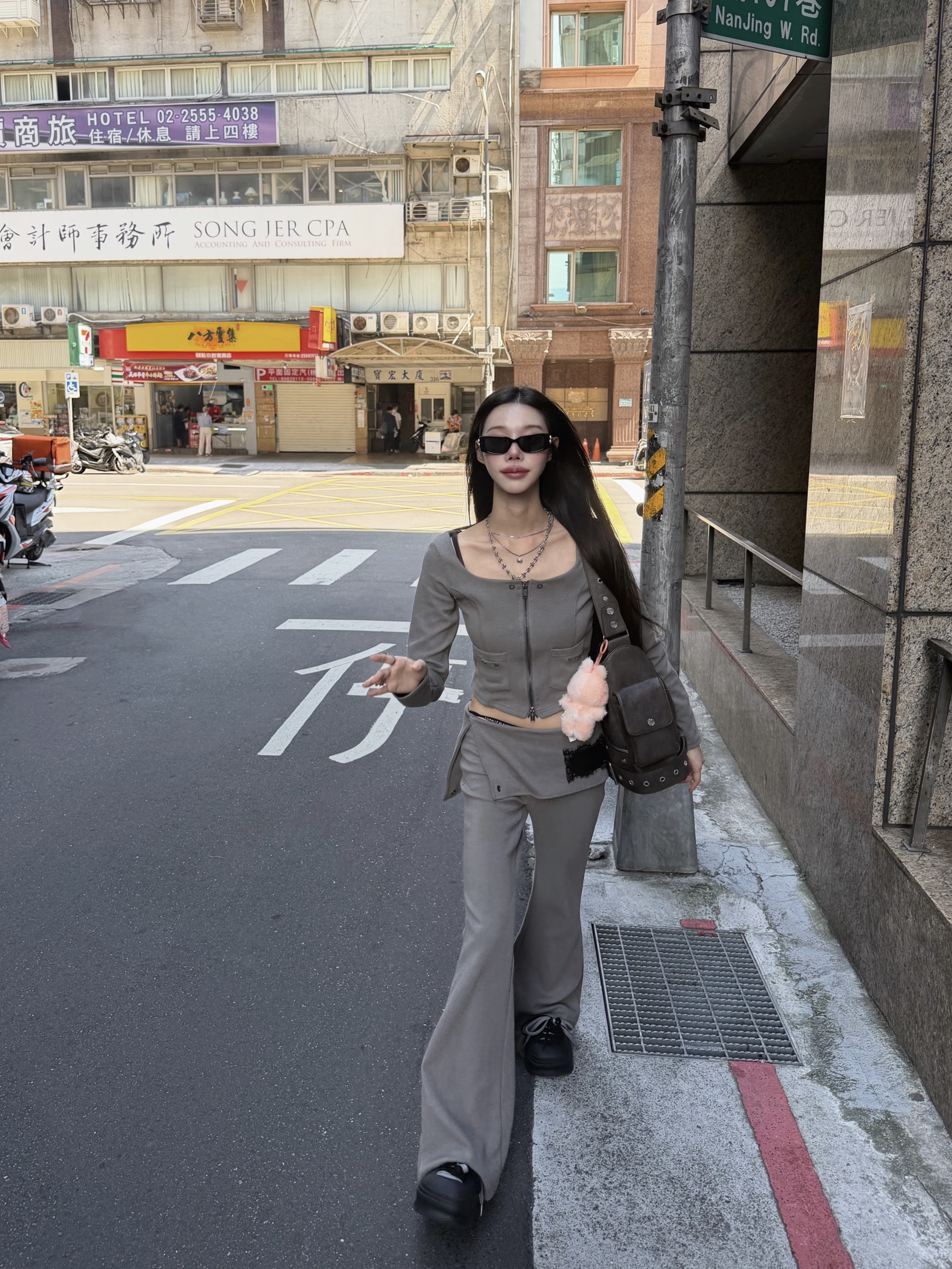 (W) Balenciaga Dynasty Rectangle Sunglasses Black 착용 스타일 - 5