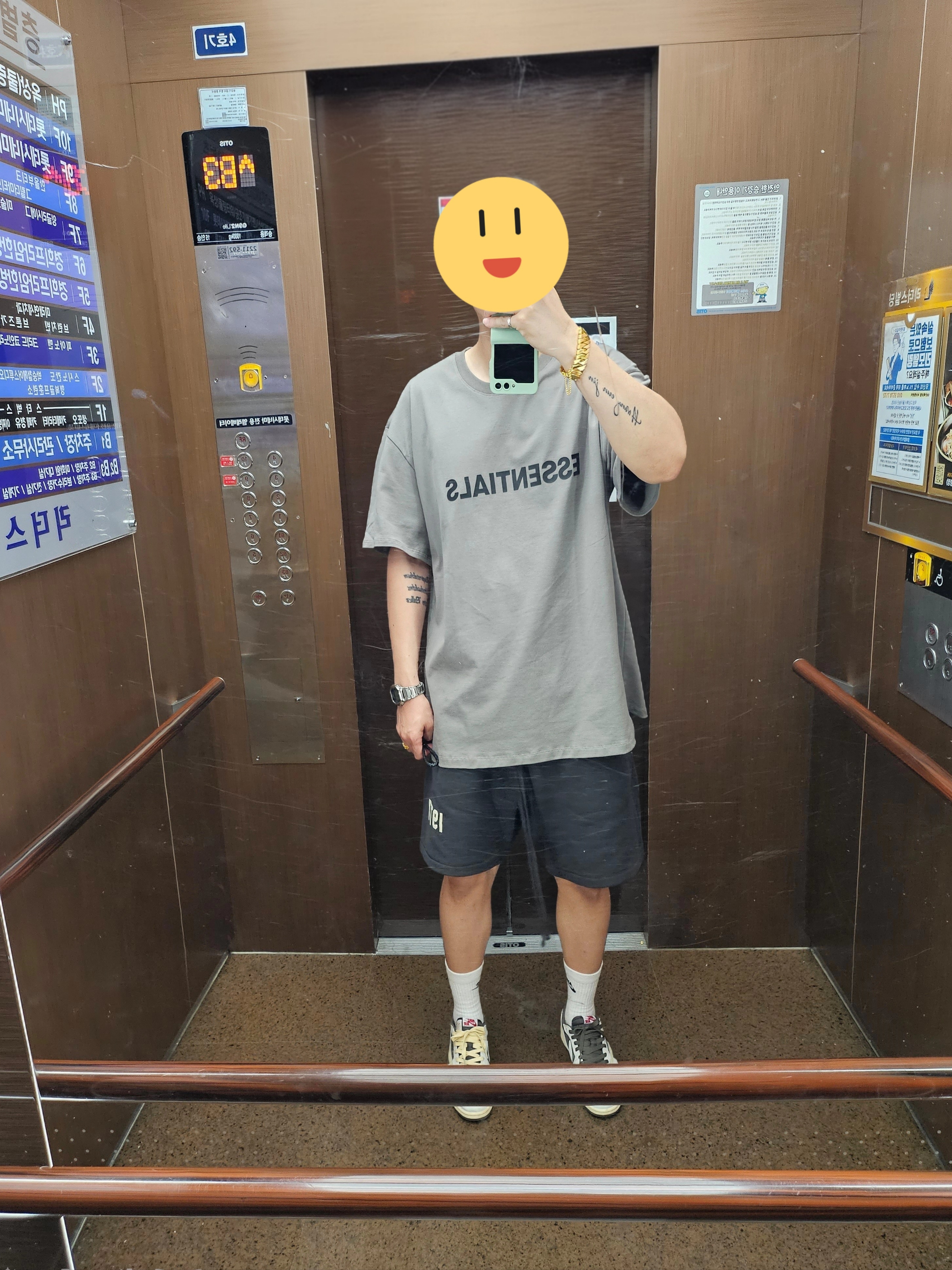 Essentials 3D Silicon Applique Boxy T-Shirt Taupe - 20FW, Essentials 1977 Shorts Iron - 22SS 착용 스타일