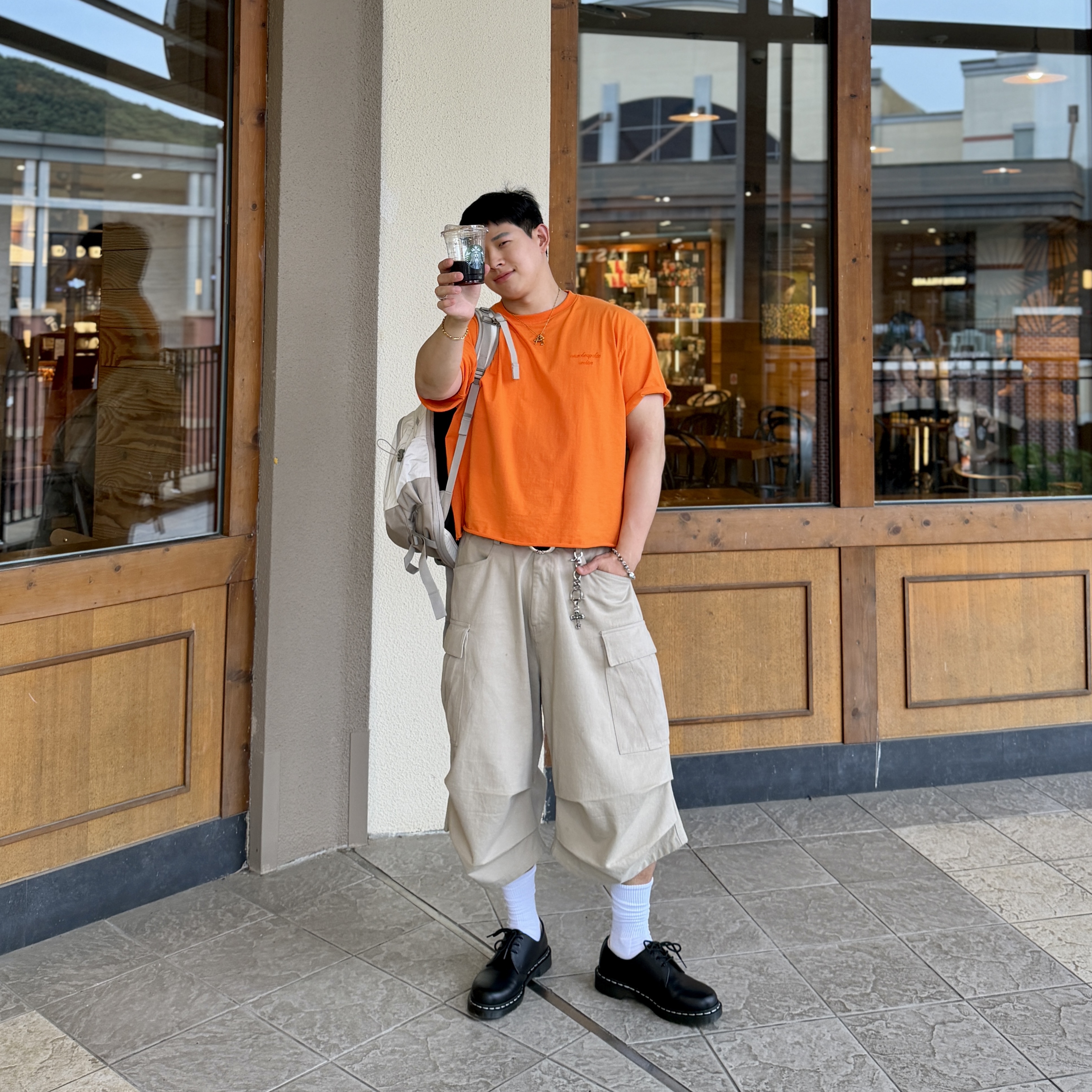 Nonnod Side Cargo Shorts Beige, Dr. Martens 1461 Smooth Black 착용 스타일 - 1