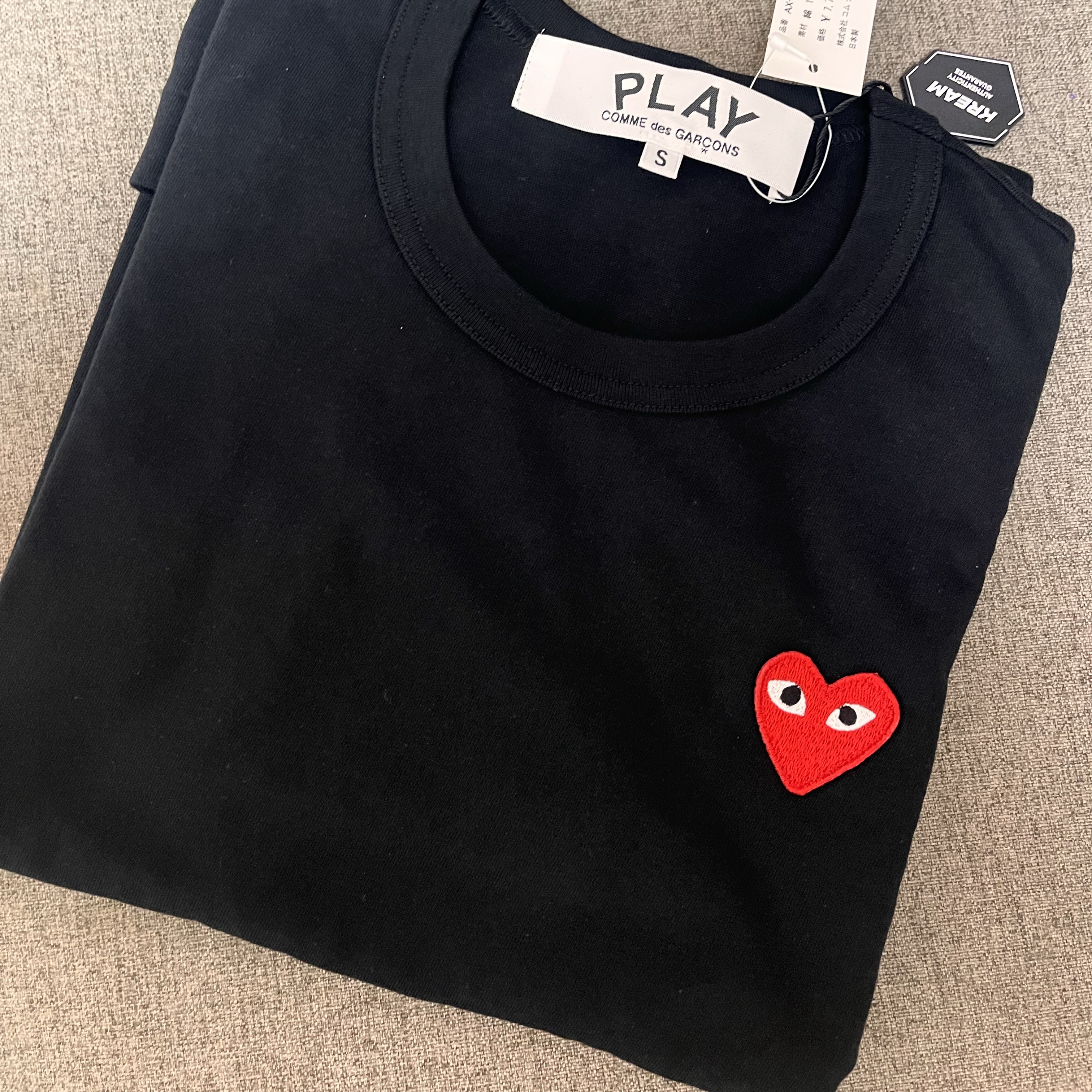 Play Comme des Garcons Red Heart T-Shirt Black 착용 스타일