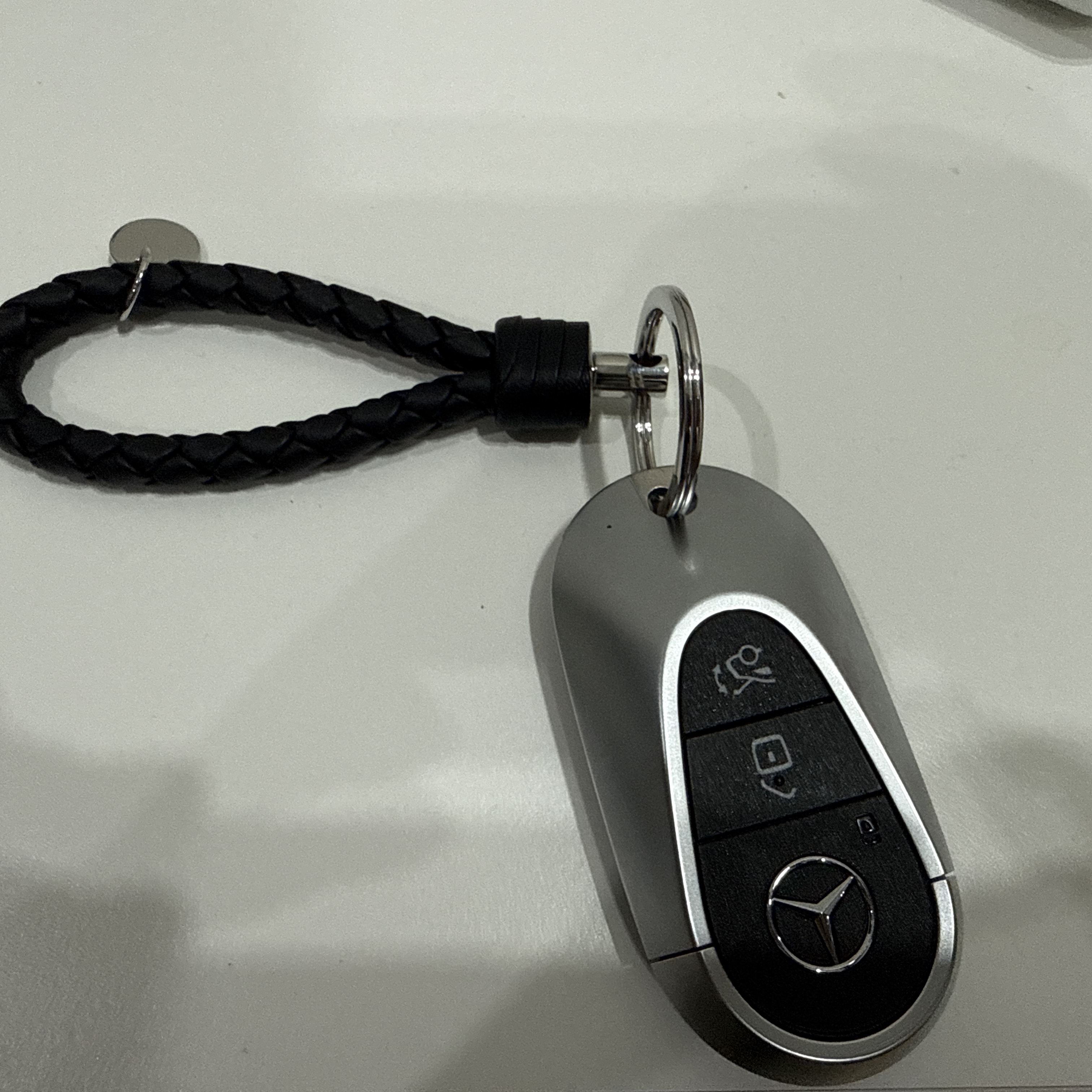Bottega Veneta Logo Tag Keyring Black 착용 스타일