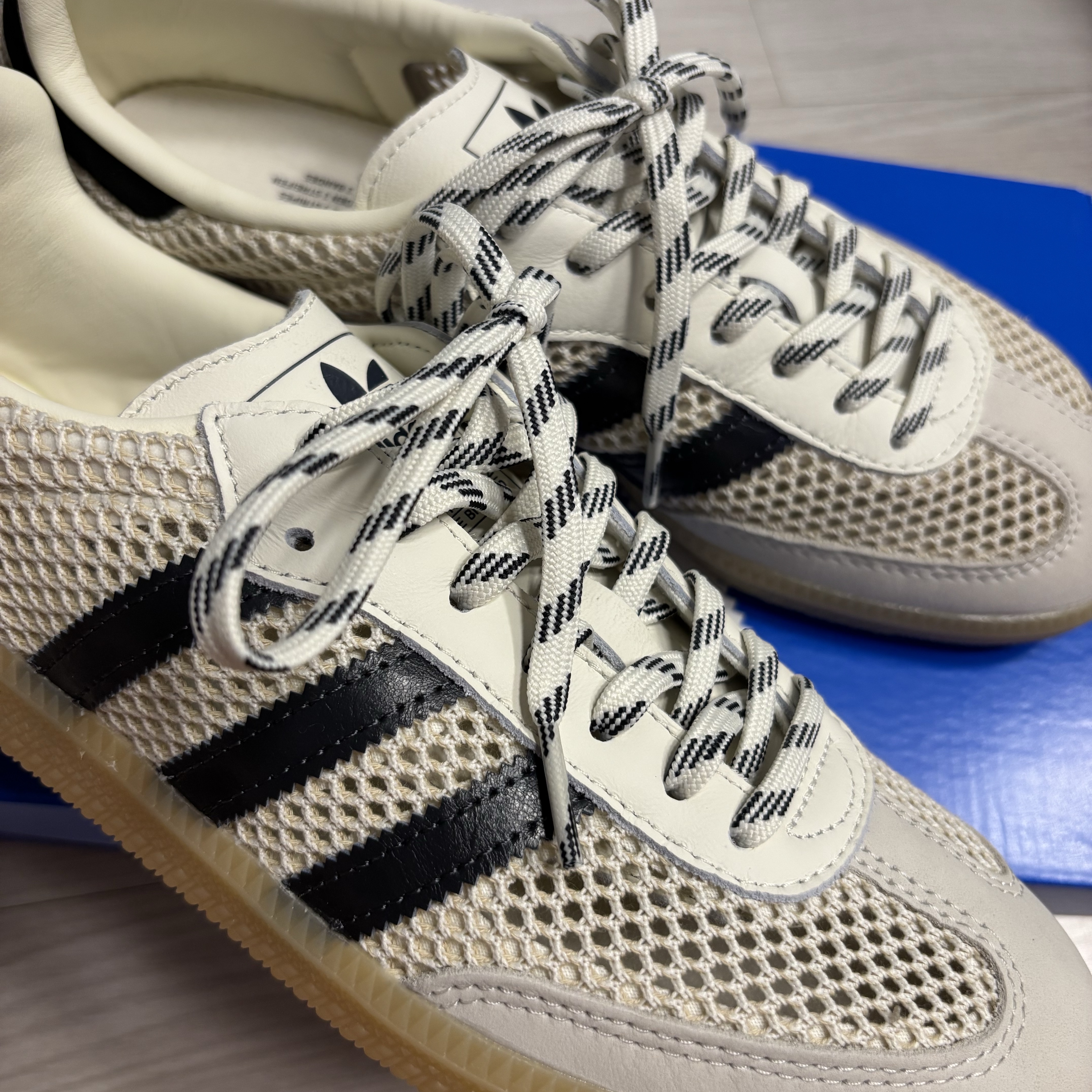(W) Adidas Samba OG Off White Carbon 착용 스타일 - 3