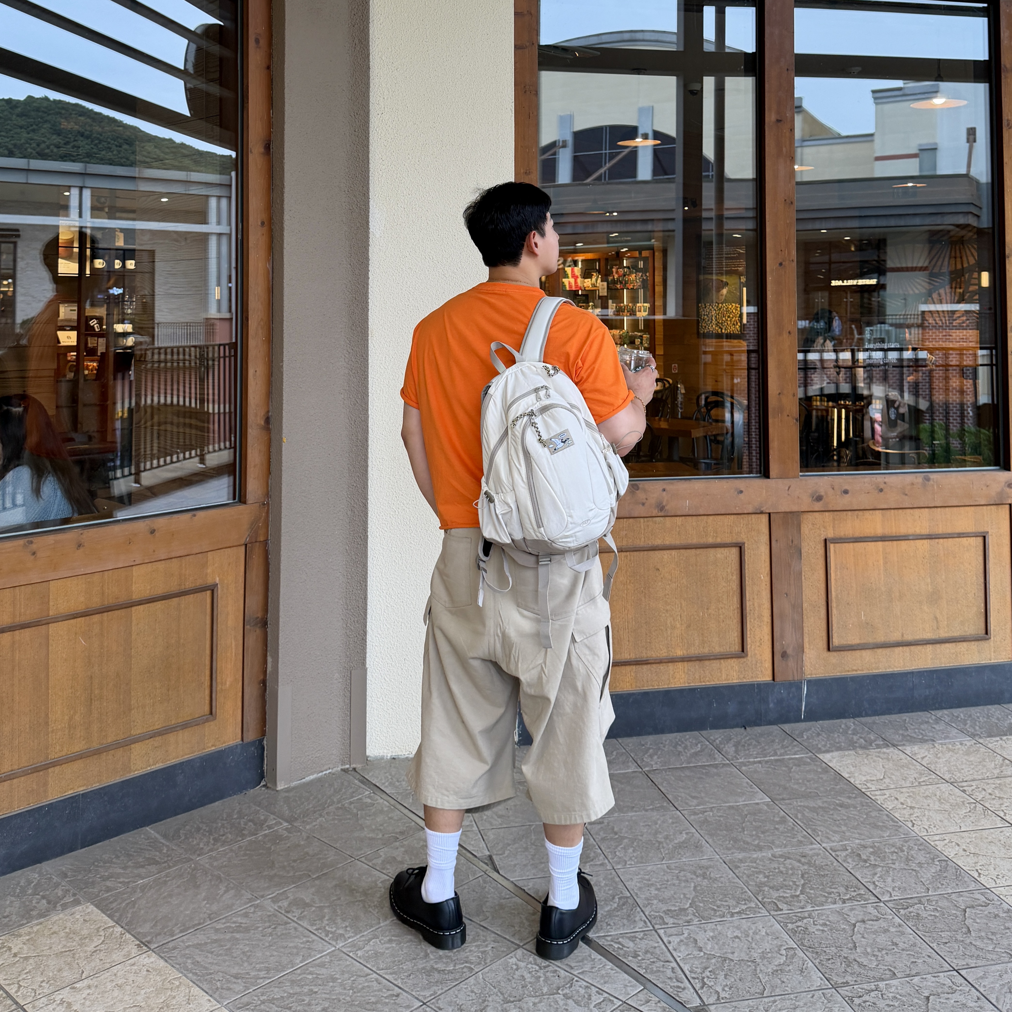 Nonnod Side Cargo Shorts Beige, Dr. Martens 1461 Smooth Black 착용 스타일 - 2
