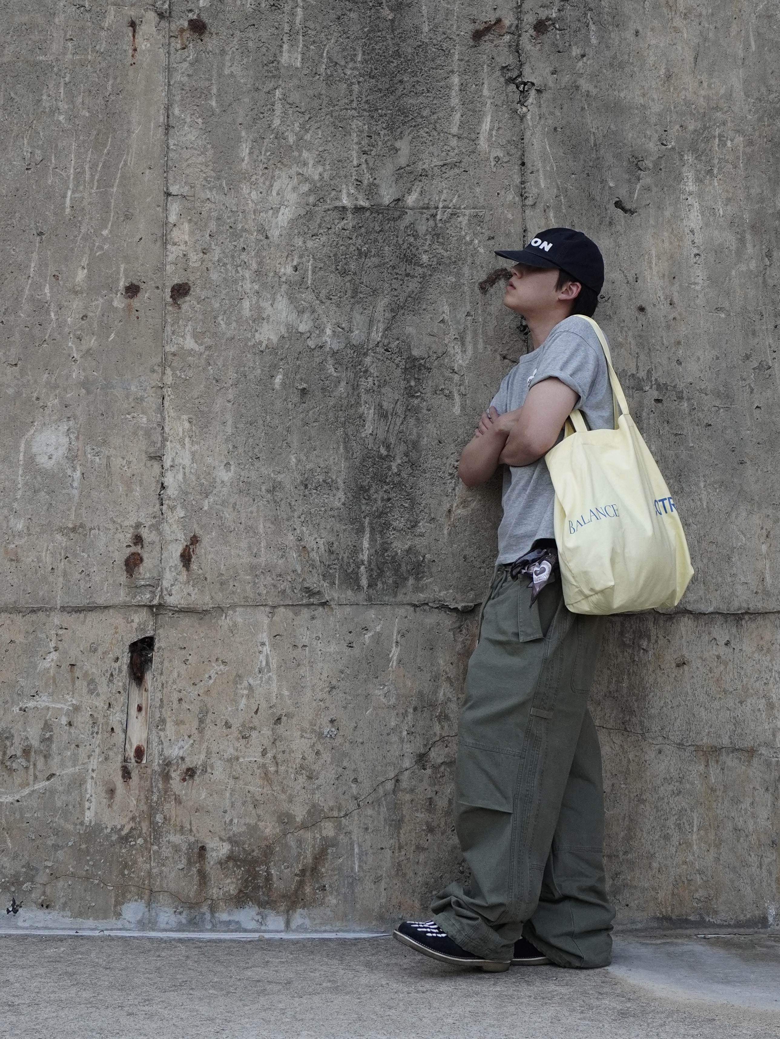 noun Washed Panel Pants Olive, noun Easeful Tote Bag Lemon 착용 스타일 - 3