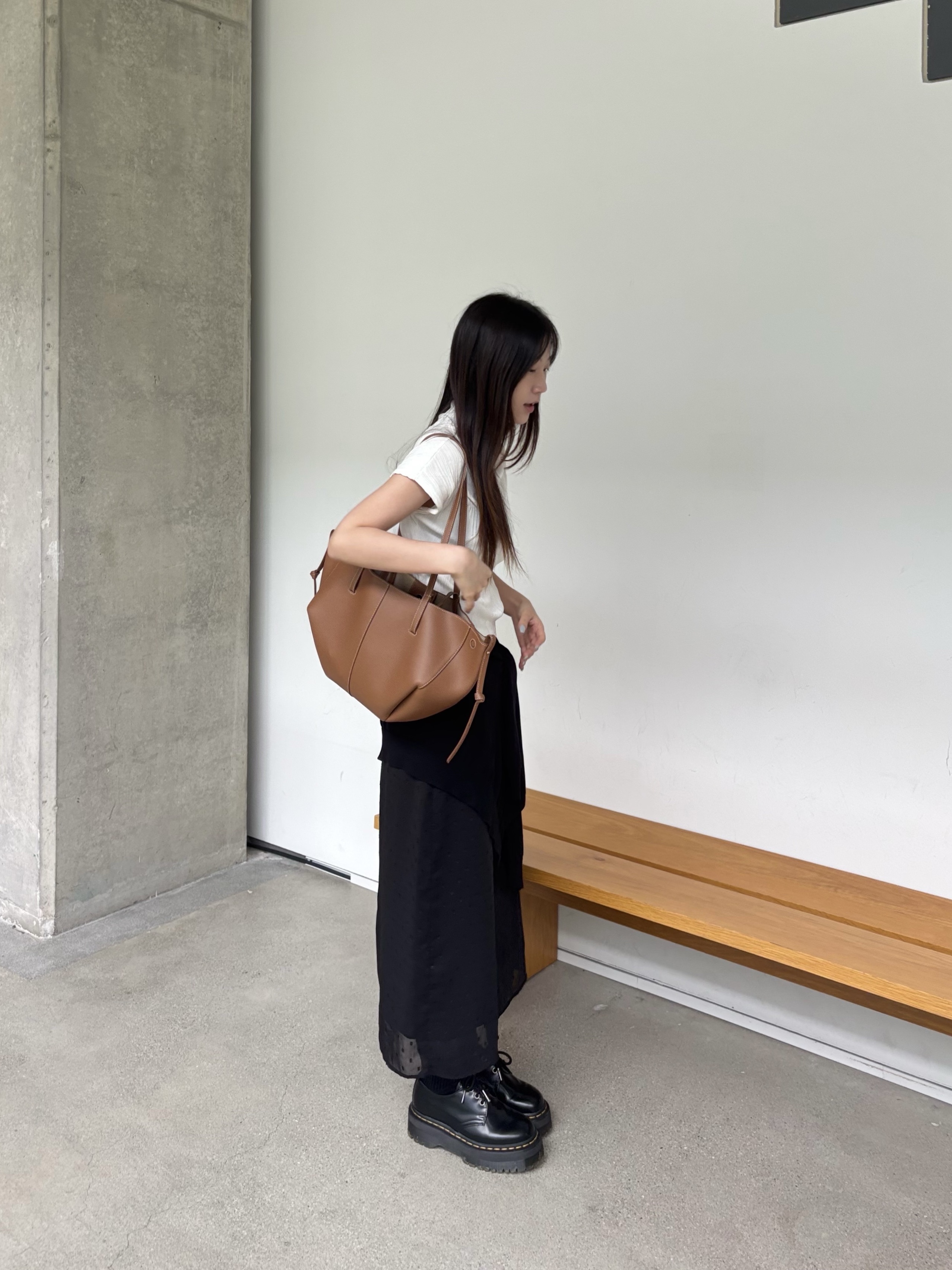 Dr. Martens 1461 Quad Black, Polene Cyme Mini Camel 착용 스타일
