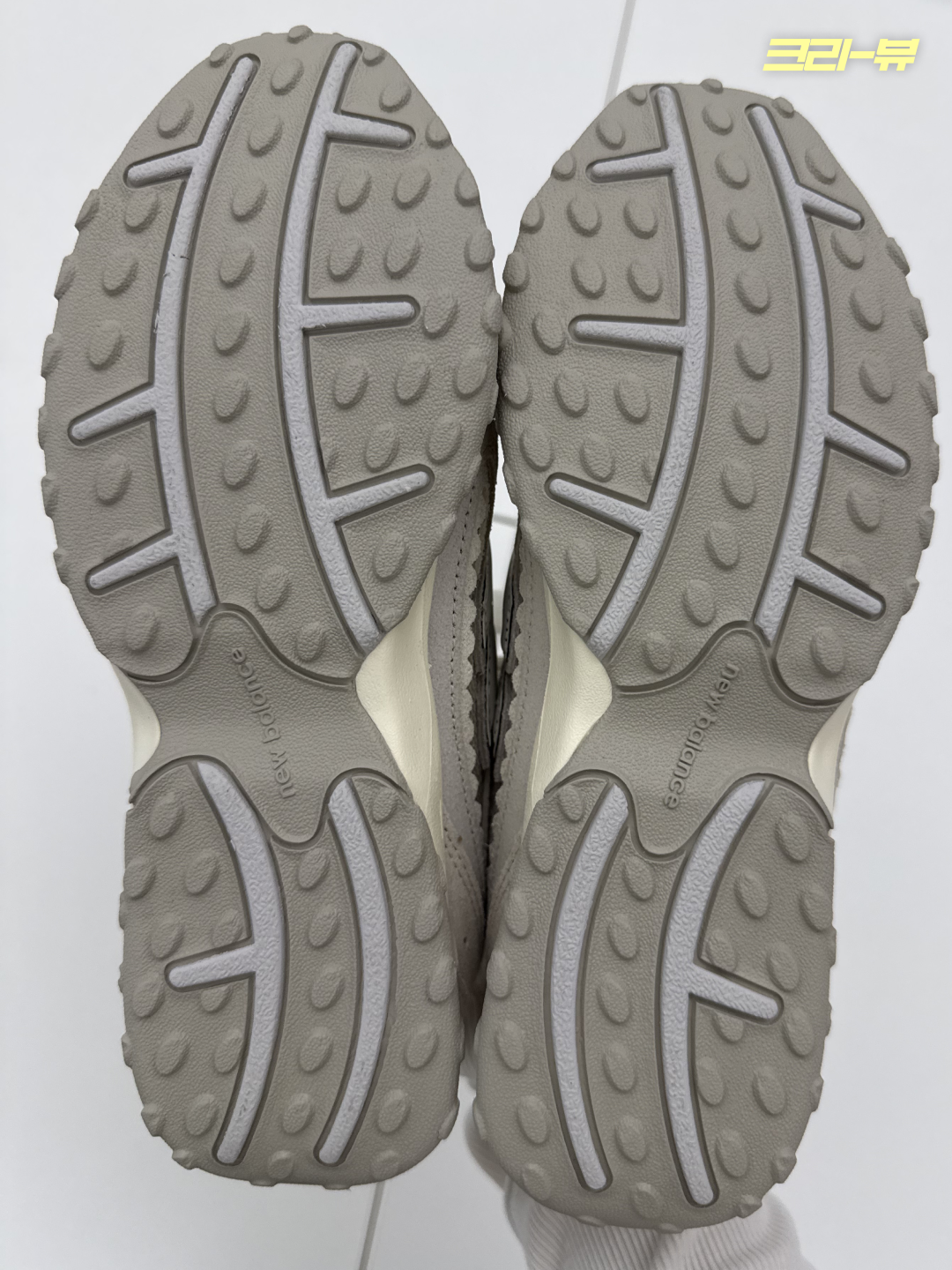 New Balance 204L Sea Salt Linen, New Balance 204L Reflection Truffle Salt 착용 스타일 - 5