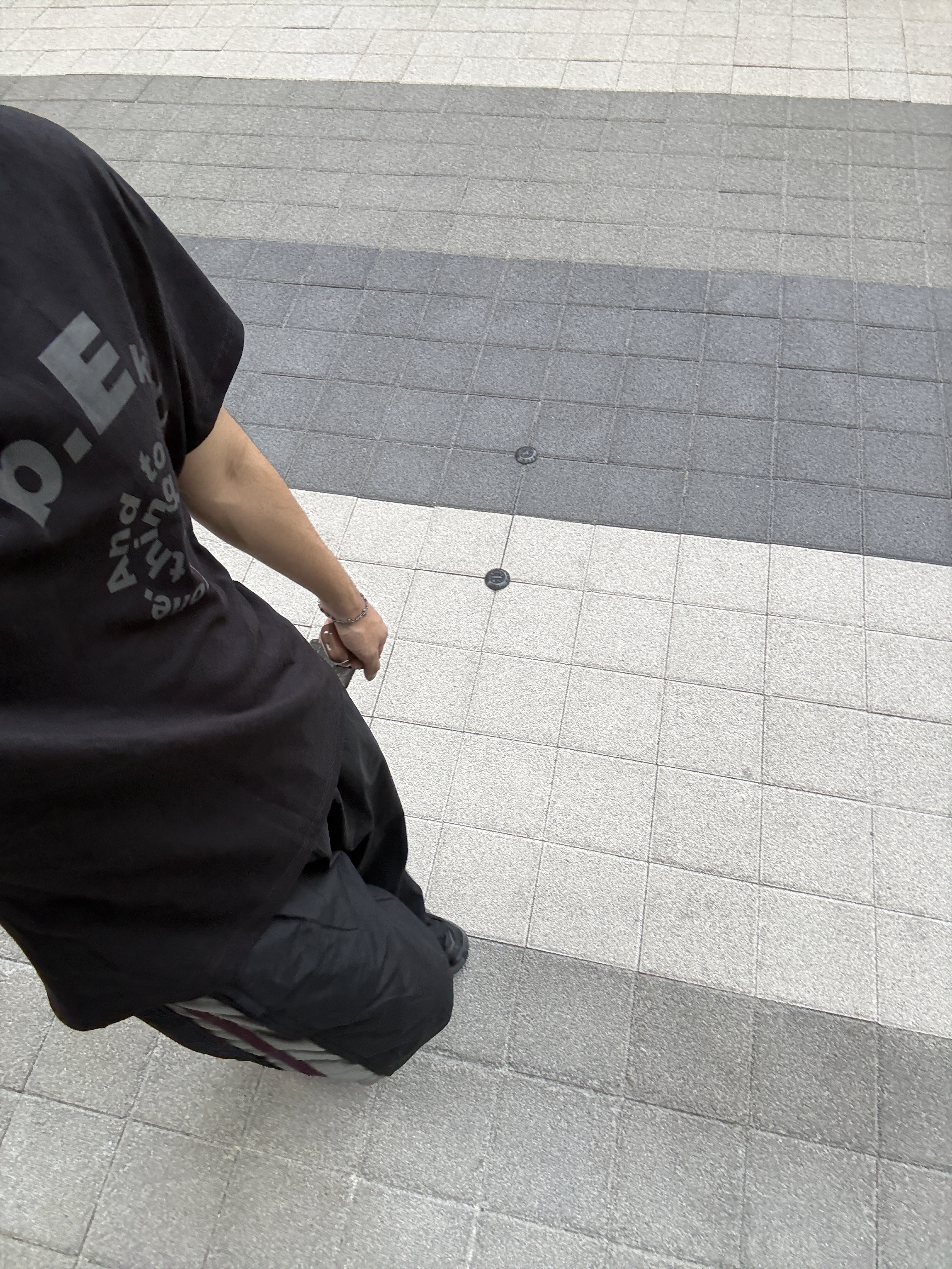 Sansan Gear X b.E Swirl T-Shirts Black, Polyteru Old School Track Pants Black/Sage 착용 스타일